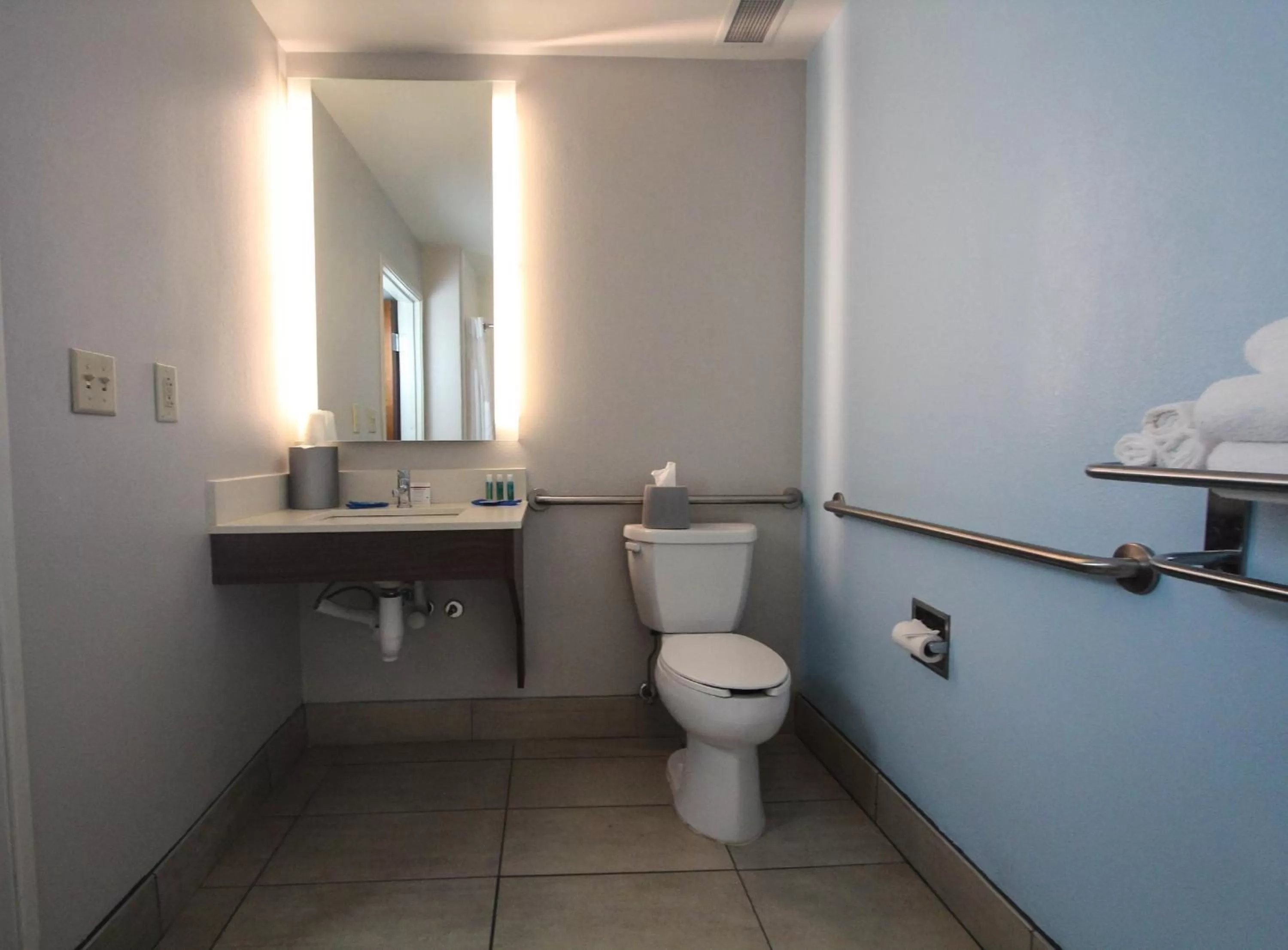 Photo of the whole room in Holiday Inn Express Hotel & Suites Charleston - North by IHG