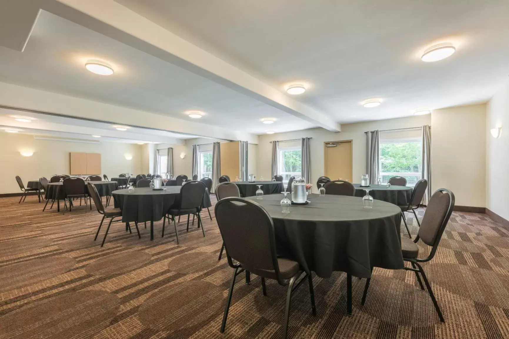 Meeting/conference room in Quality Inn Airport Dieppe
