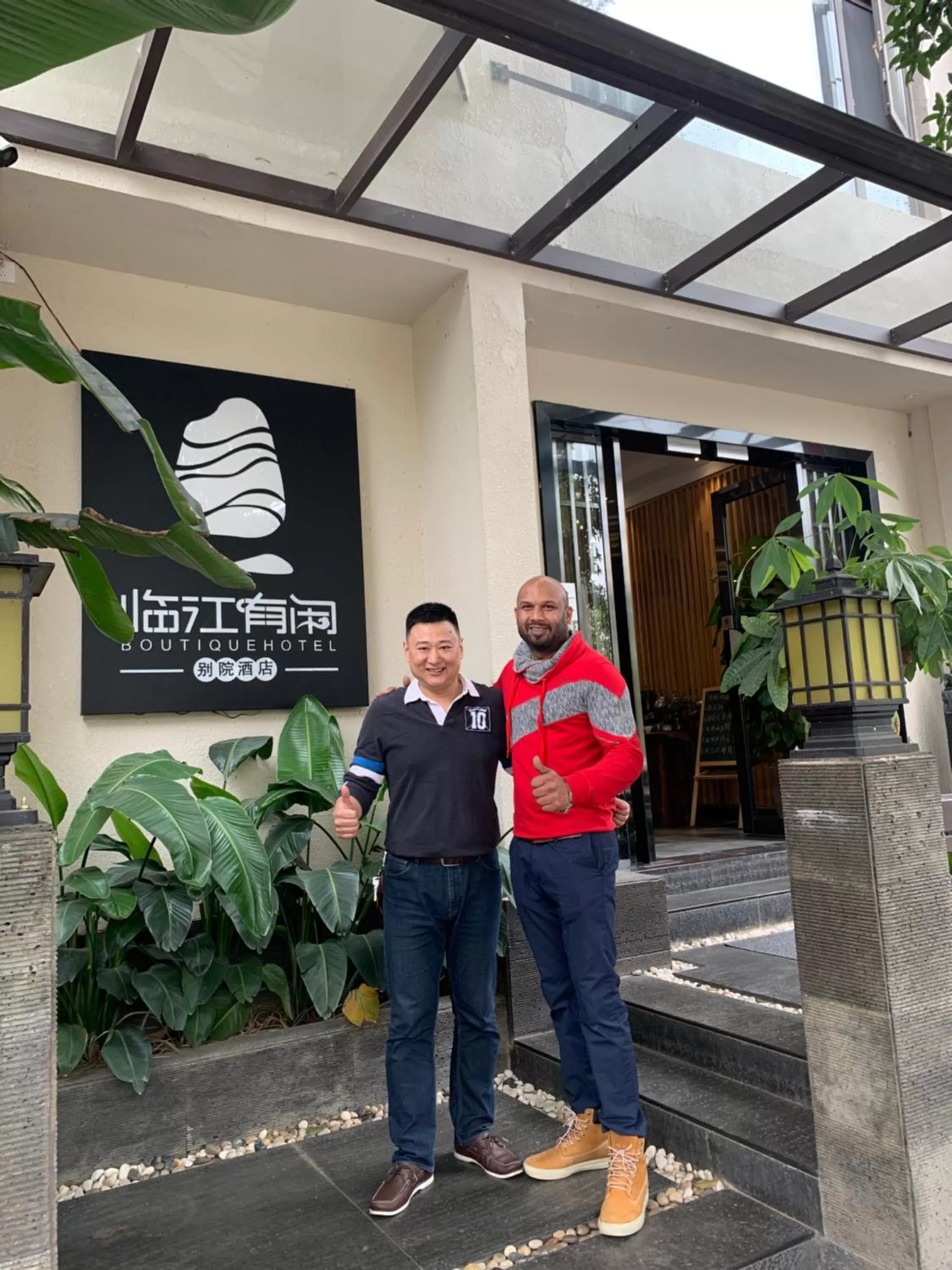 People in Li River Resort Villa Hotel