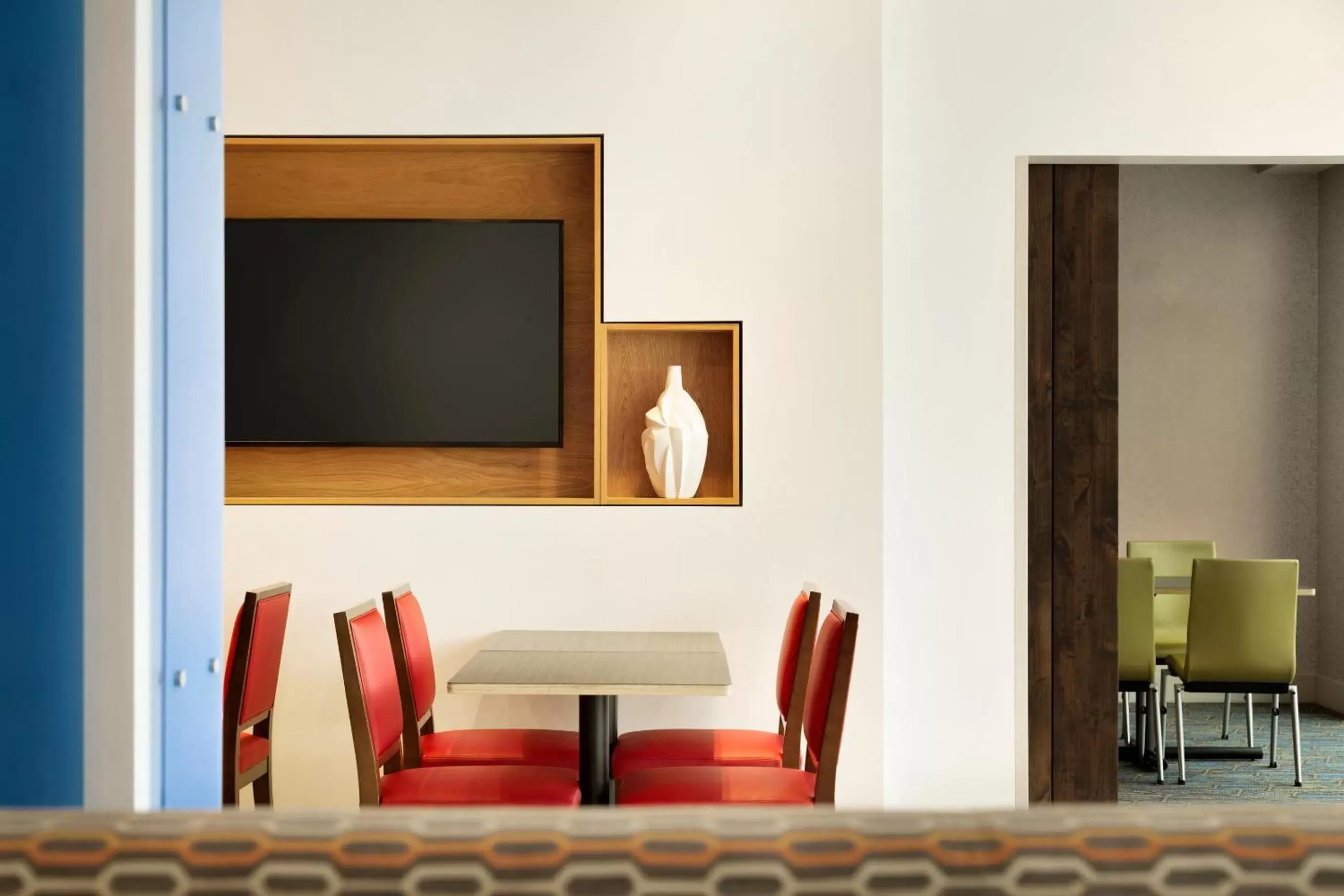 Seating area, TV/Entertainment Center in Holiday Inn Express & Suites Brunswick-Harpers Ferry Area, an IHG Hotel