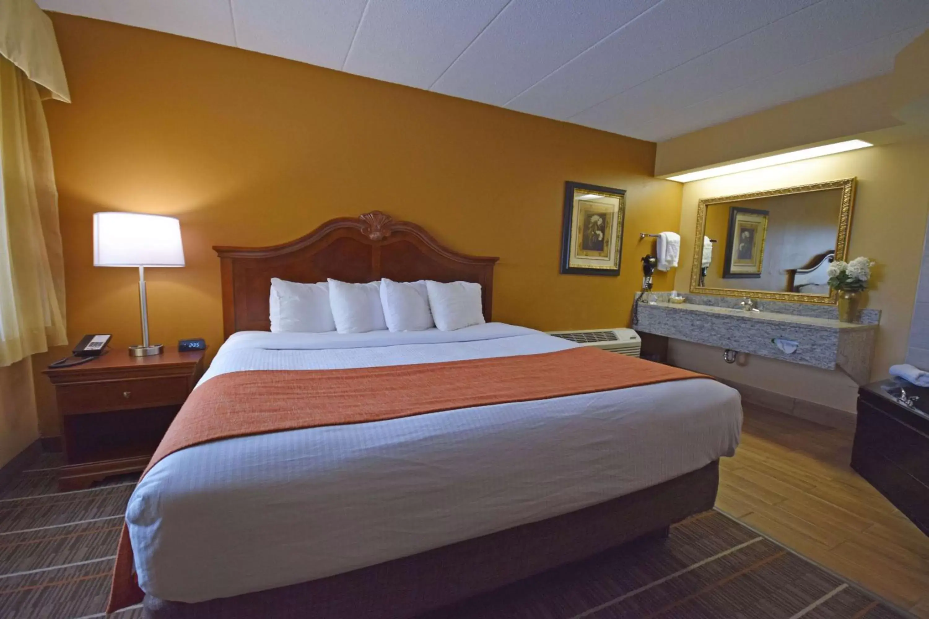 Hot Tub, Bed in Best Western Resort Hotel & Conference Center Portage