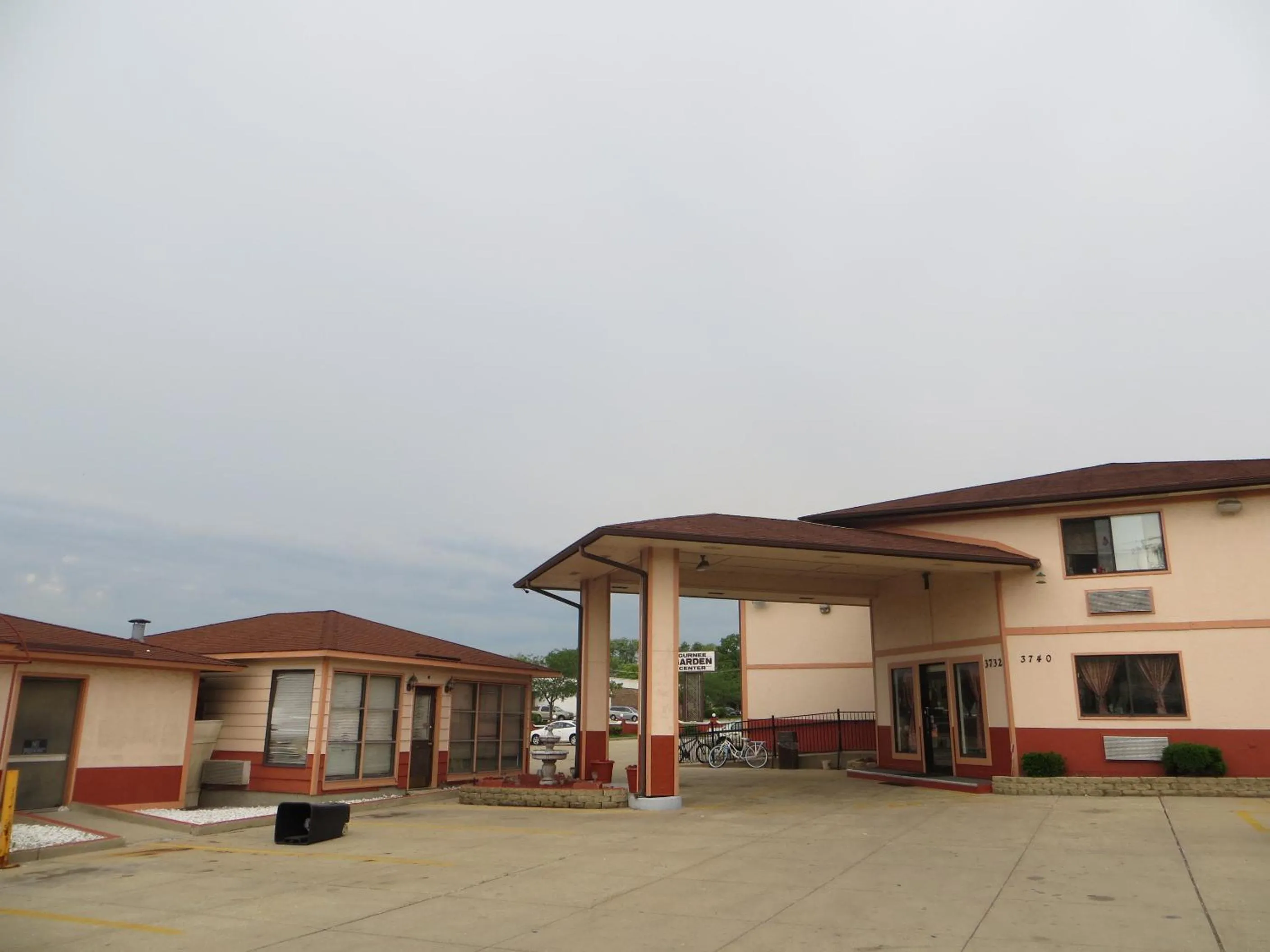 Facade/entrance in Gurnee Motel