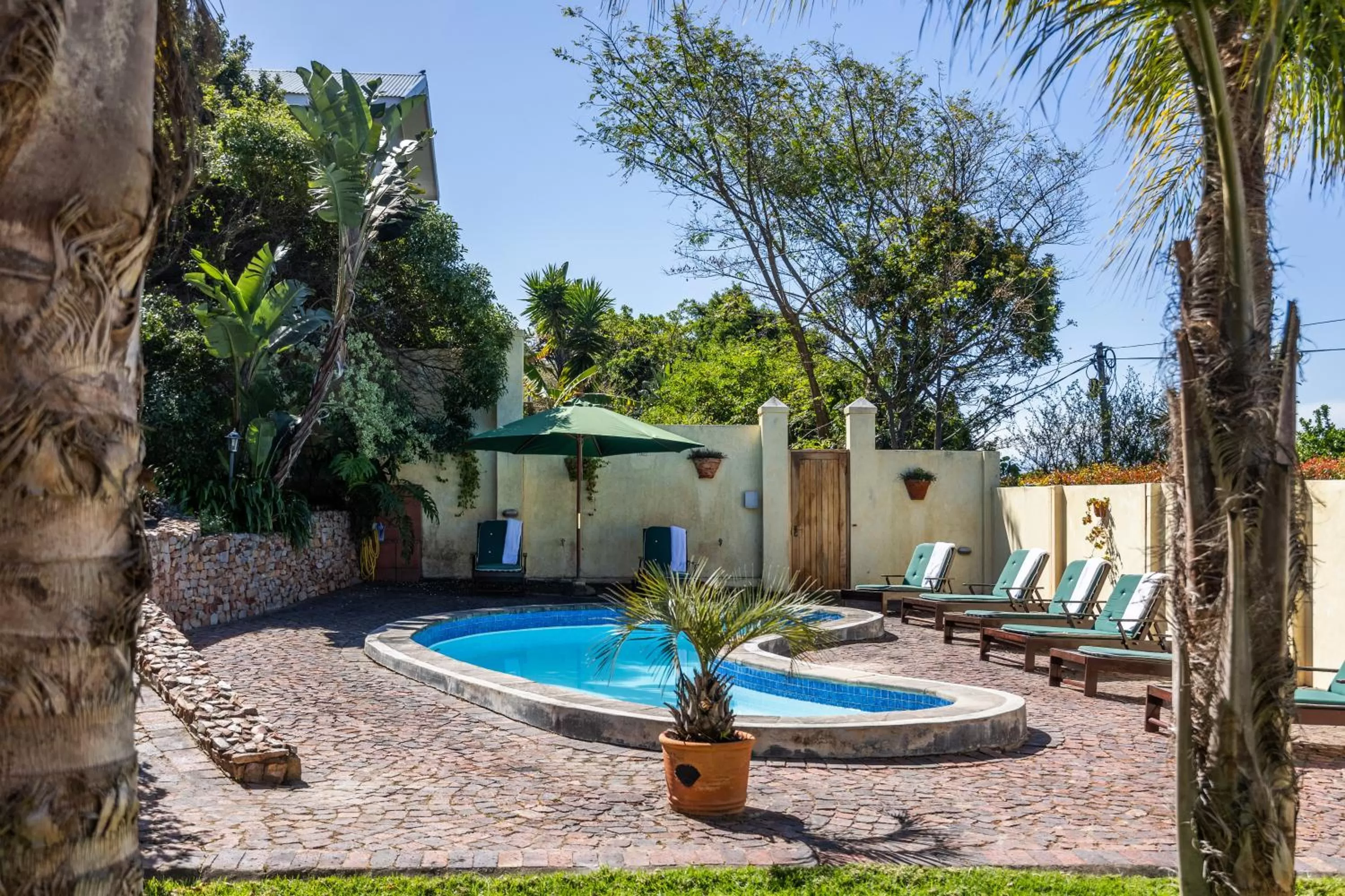 Swimming pool in Gästehaus Pinkepank