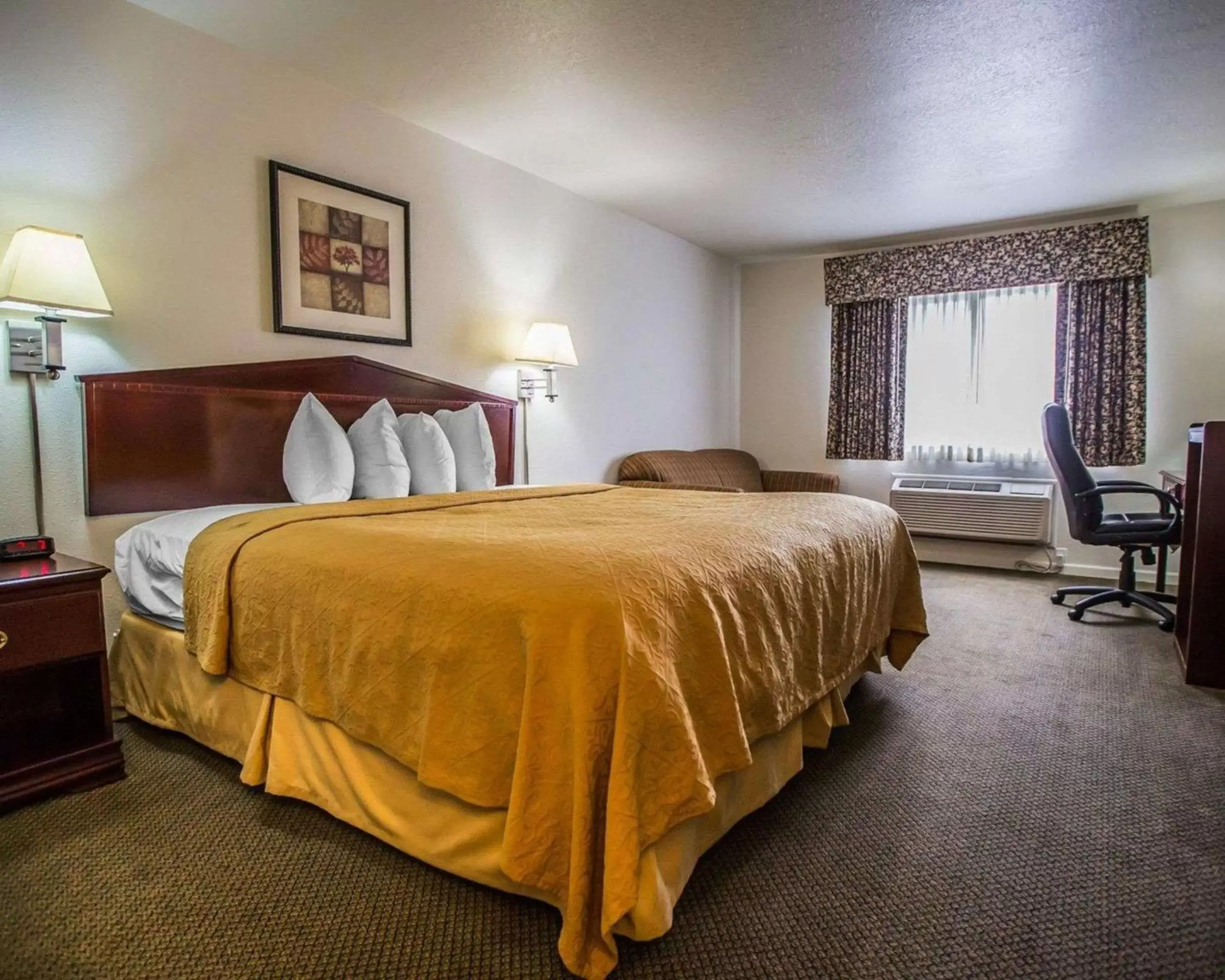 Photo of the whole room, Bed in Quality Inn Peru near Starved Rock State Park