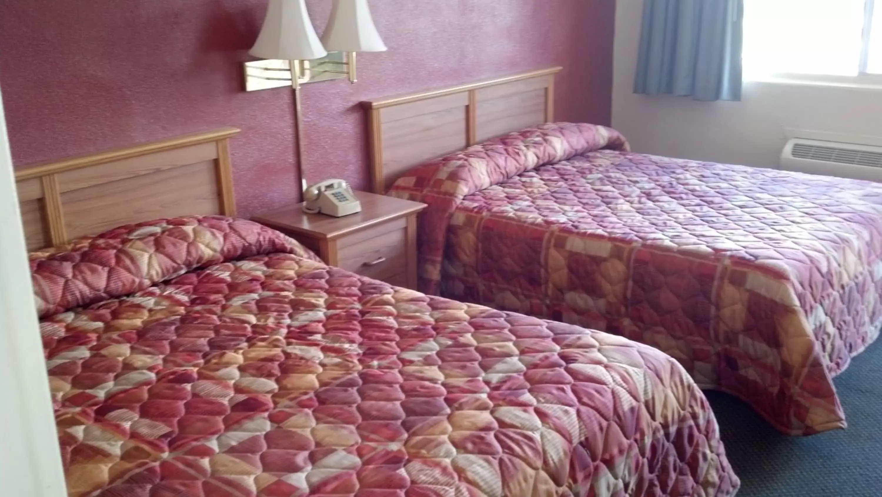 Bed in Heritage House Motel