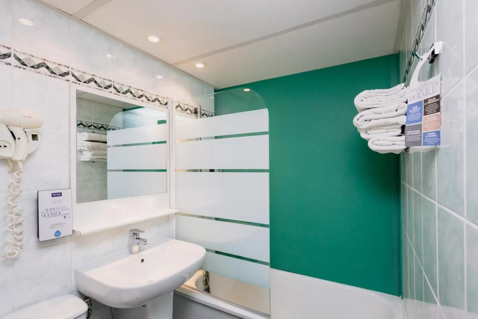 Toilet in Kyriad Nîmes Ouest A9