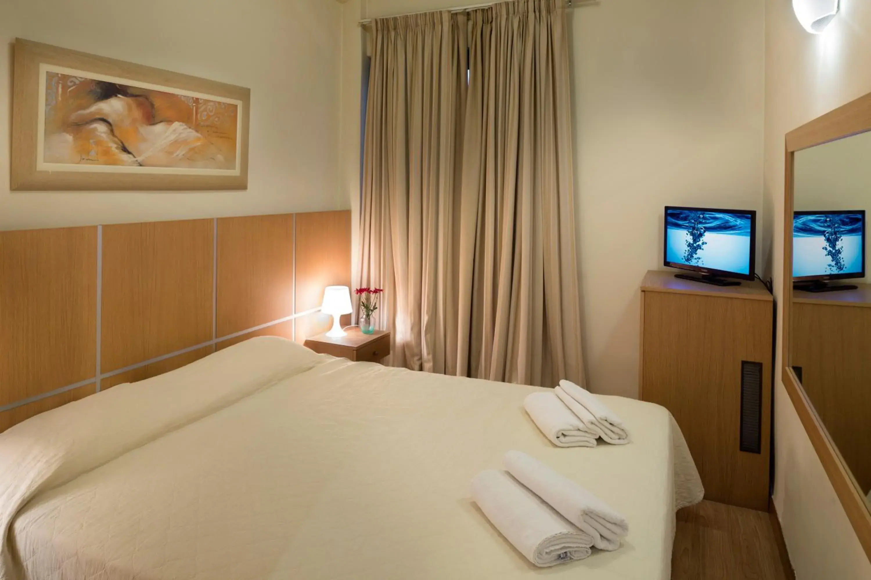 Bedroom, Bed in Blue Sea Hotel Alimos