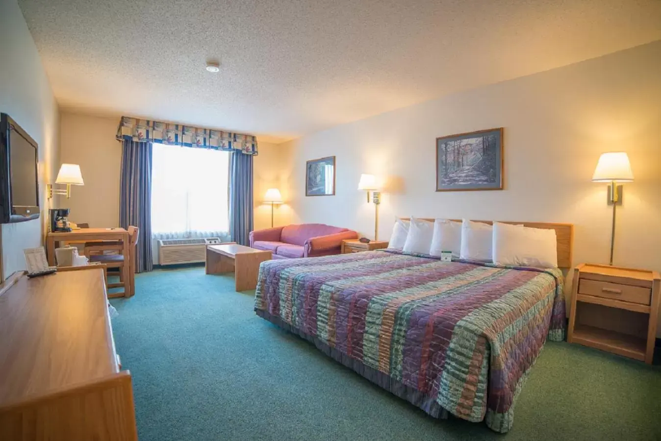 Bedroom, Bed in River Valley Inn & Suites