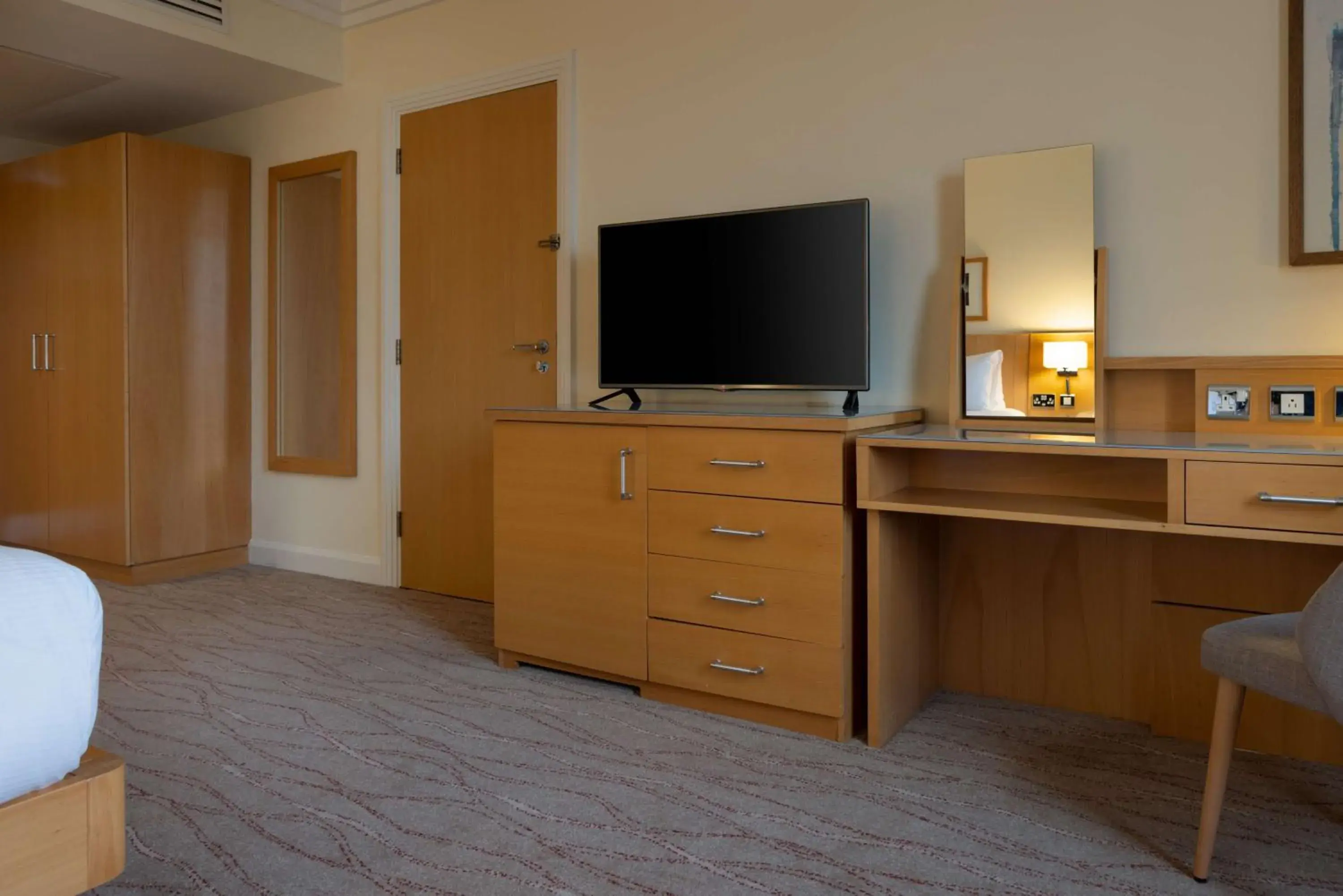 Bedroom, TV/Entertainment Center in Hilton Dublin Airport