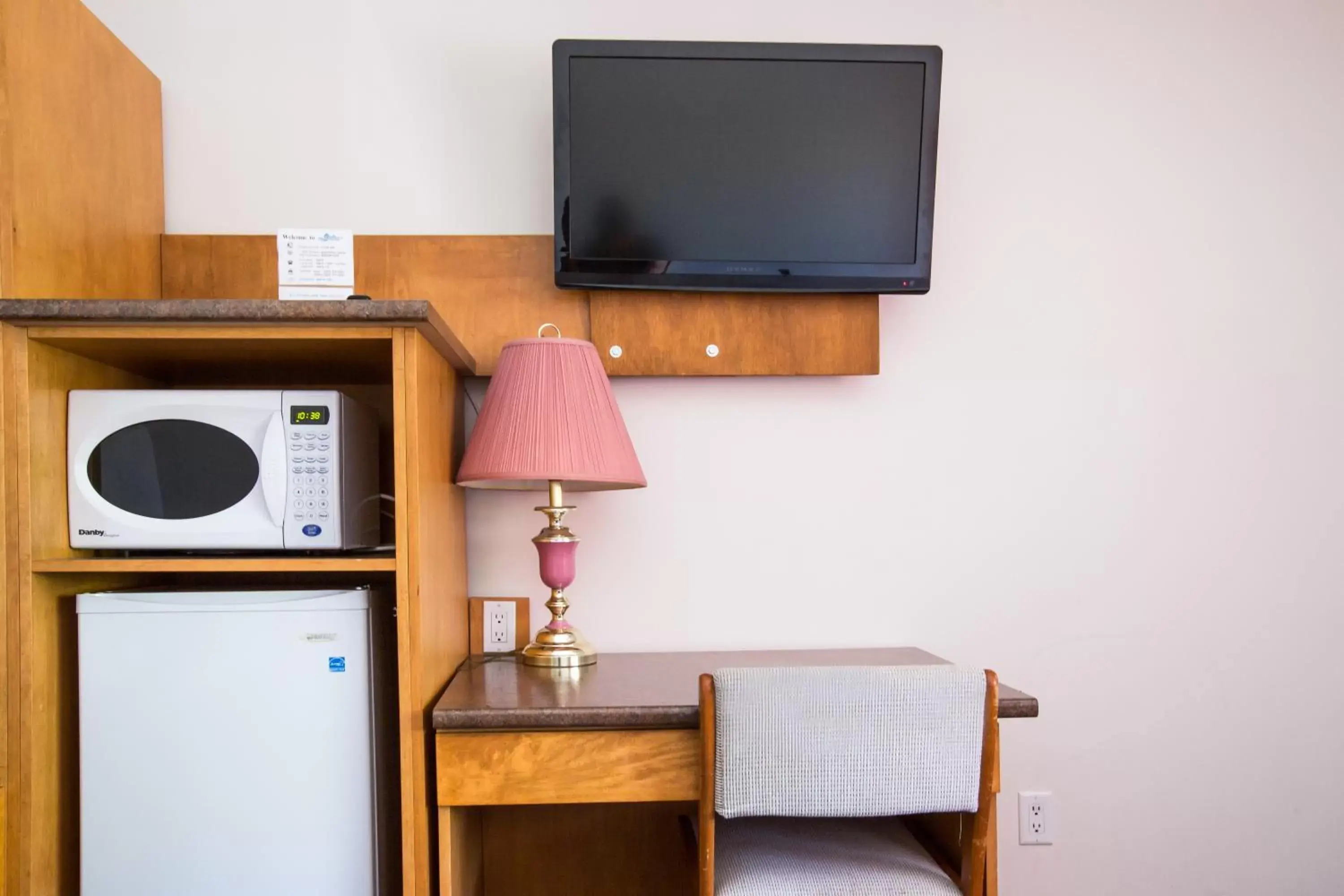 Living room, TV/Entertainment Center in Grandview Motel