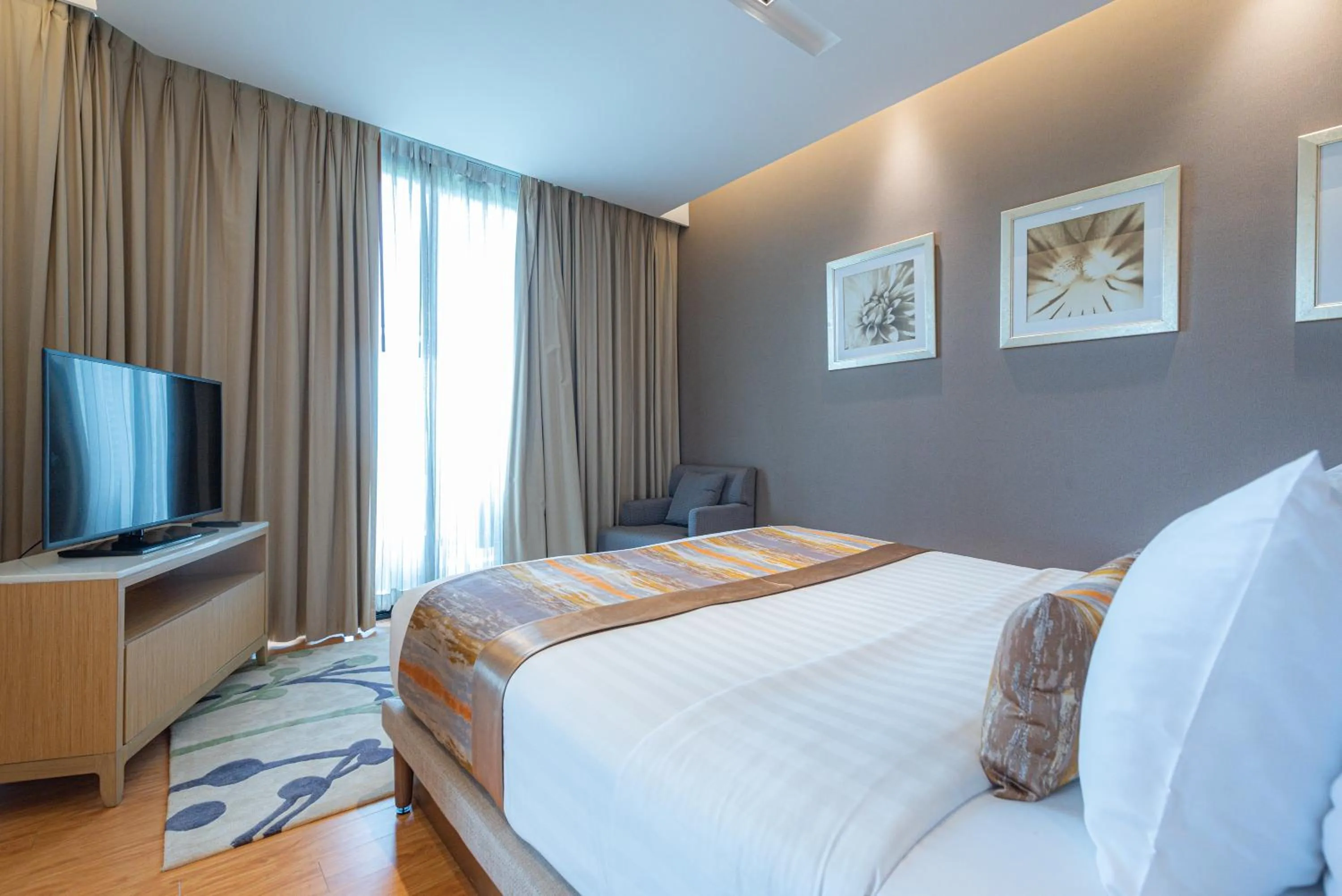 Bedroom, Bed in Summit Windmill Golf Suite Hotel at Suvarnabhumi