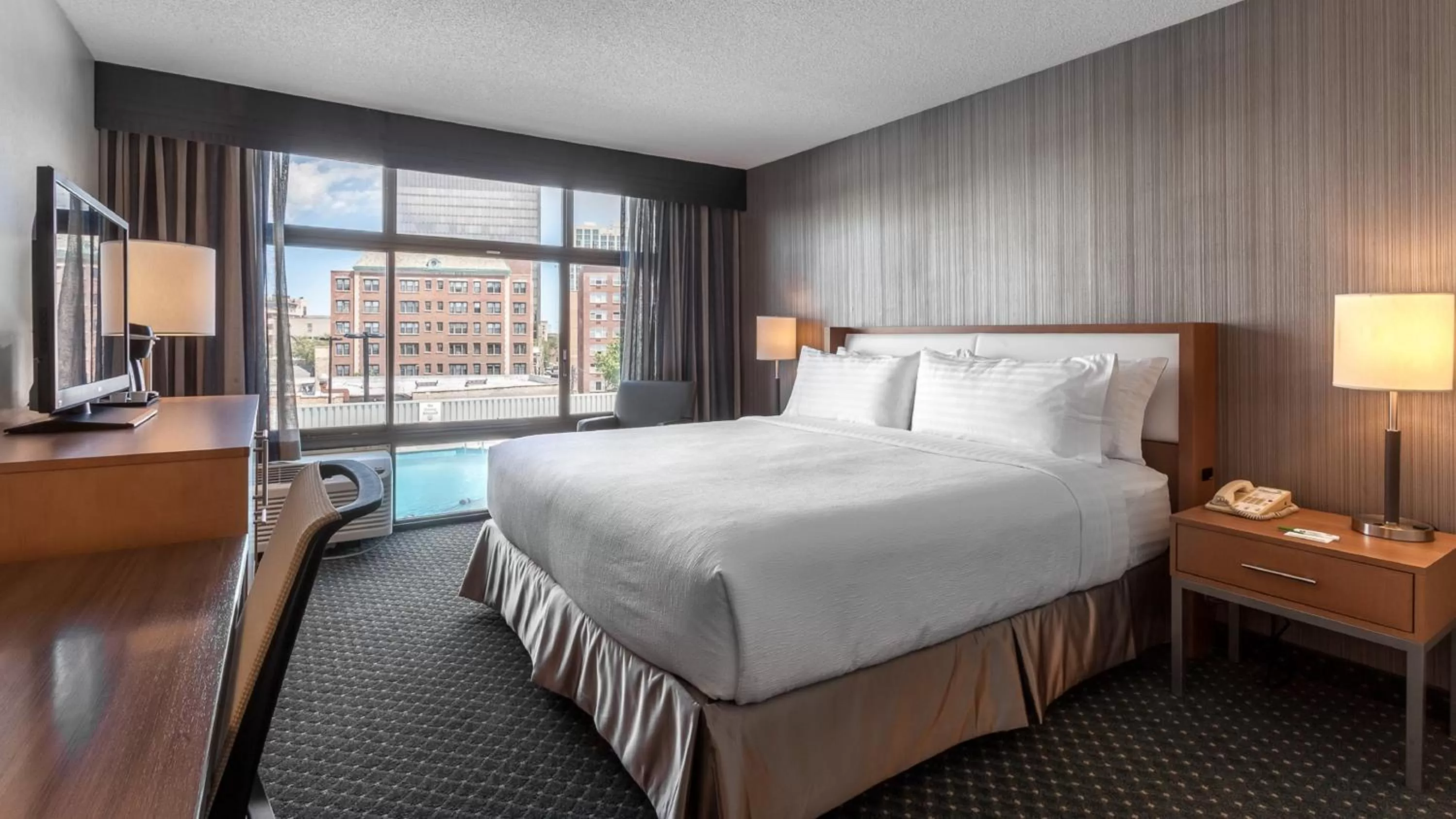 Photo of the whole room, Bed in Holiday Inn Chicago North-Evanston by IHG