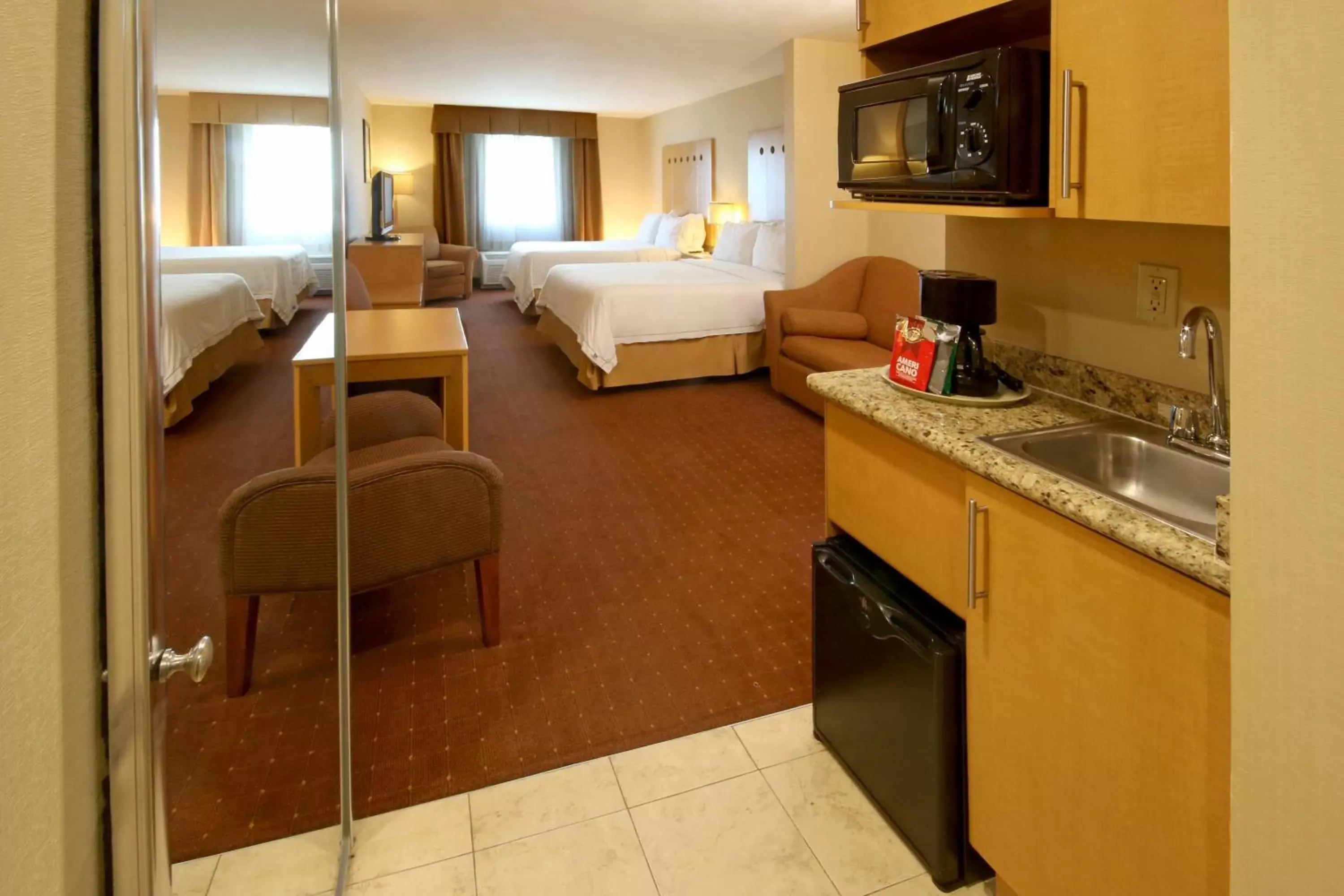 Bedroom, Kitchen/Kitchenette in Holiday Inn Express Hotel & Suites CD. Juarez - Las Misiones, an IHG Hotel