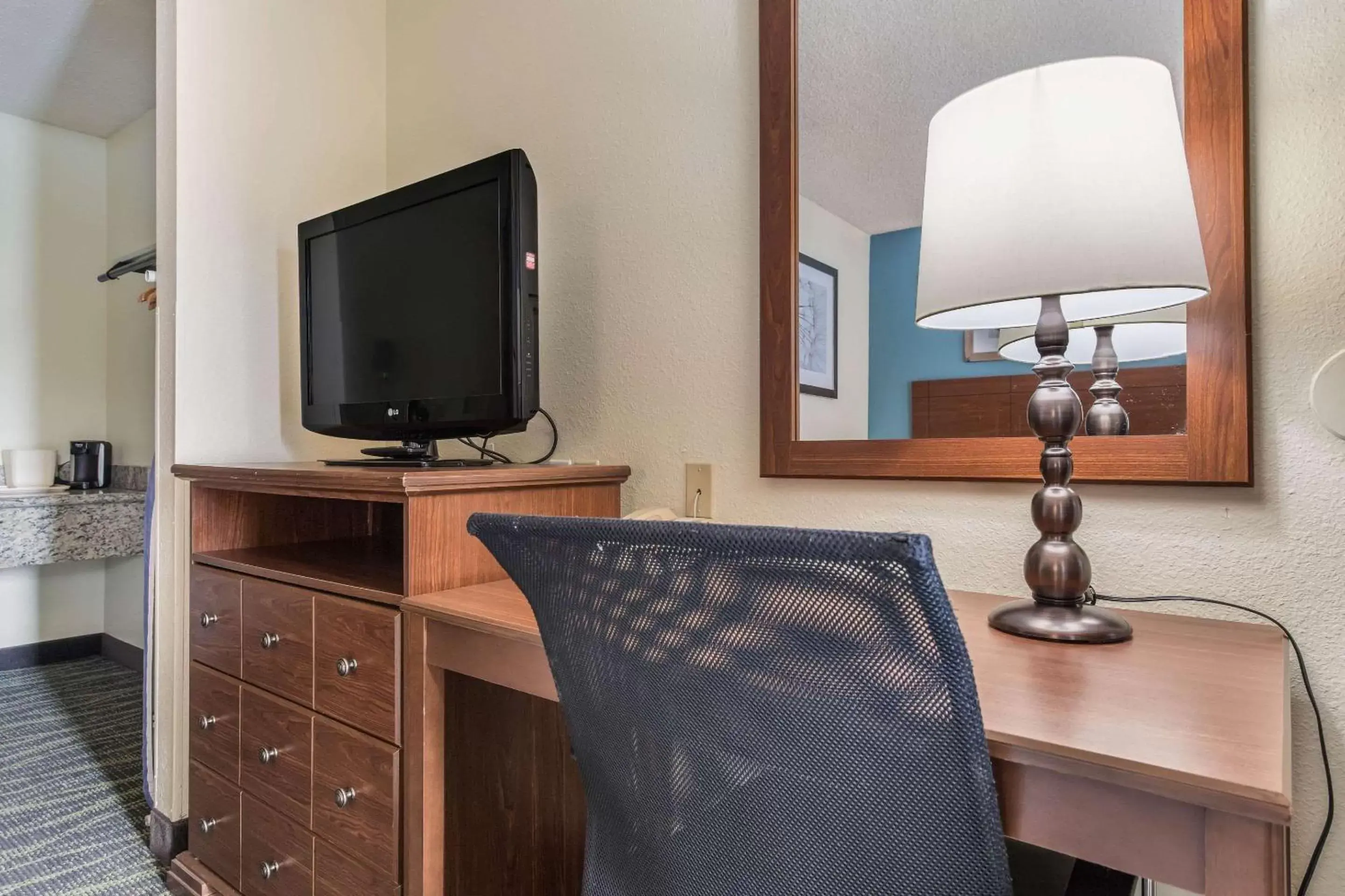 Photo of the whole room, TV/Entertainment Center in Quality Inn Bellevue