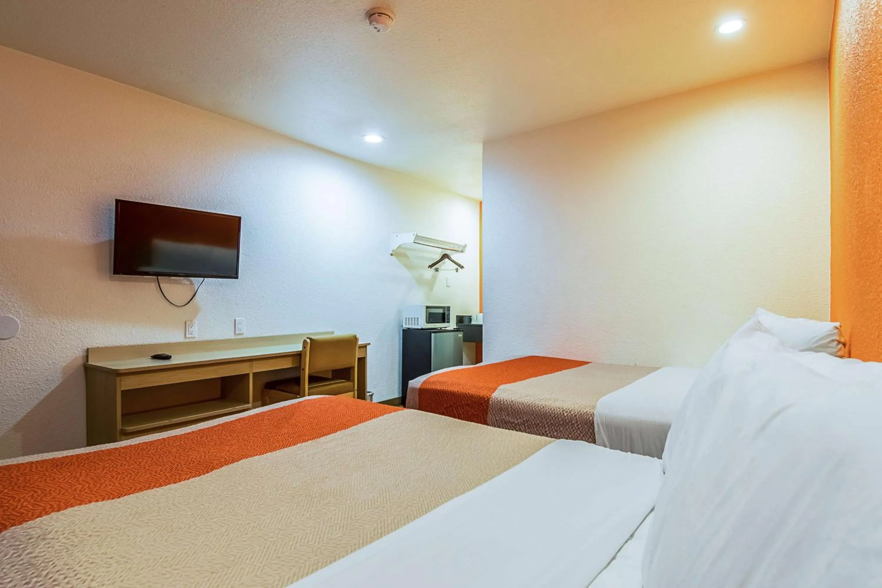 Photo of the whole room, Bed in Motel 6-Bakersfield, CA - Airport