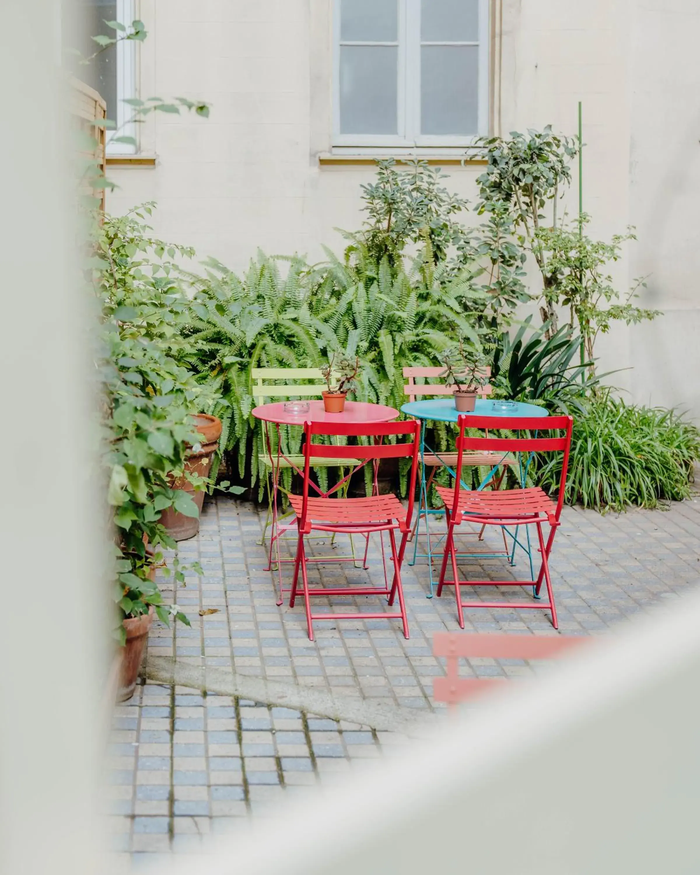 Inner courtyard view in Hotel Le Grimaldi by Happyculture