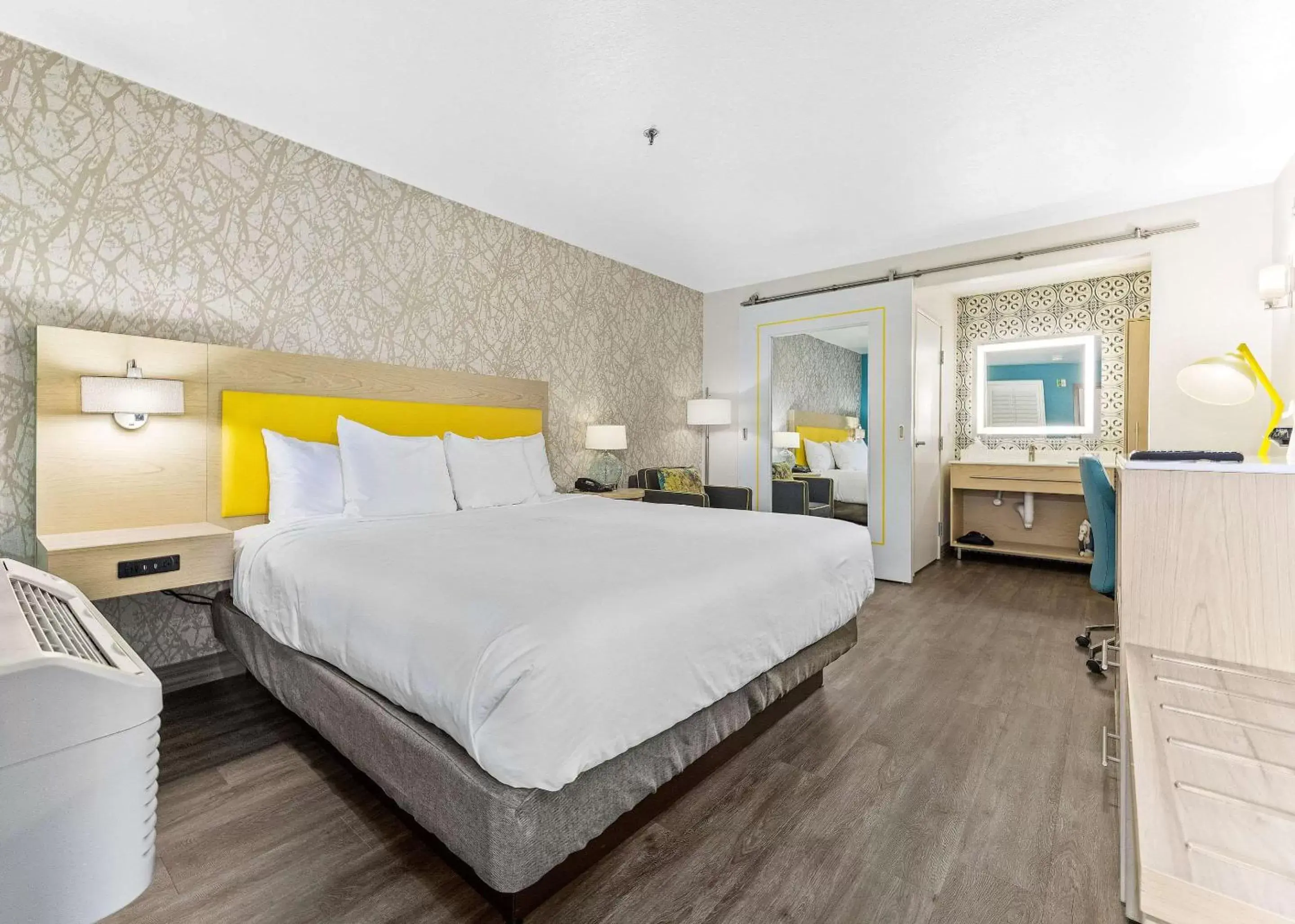 Photo of the whole room, Bed in Hillstone Inn Tulare, Ascend Hotel Collection