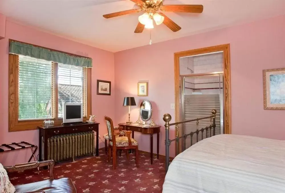 Standard Queen Room in Cecil Bacon Manor Standard Queen Room in Cecil Bacon Manor