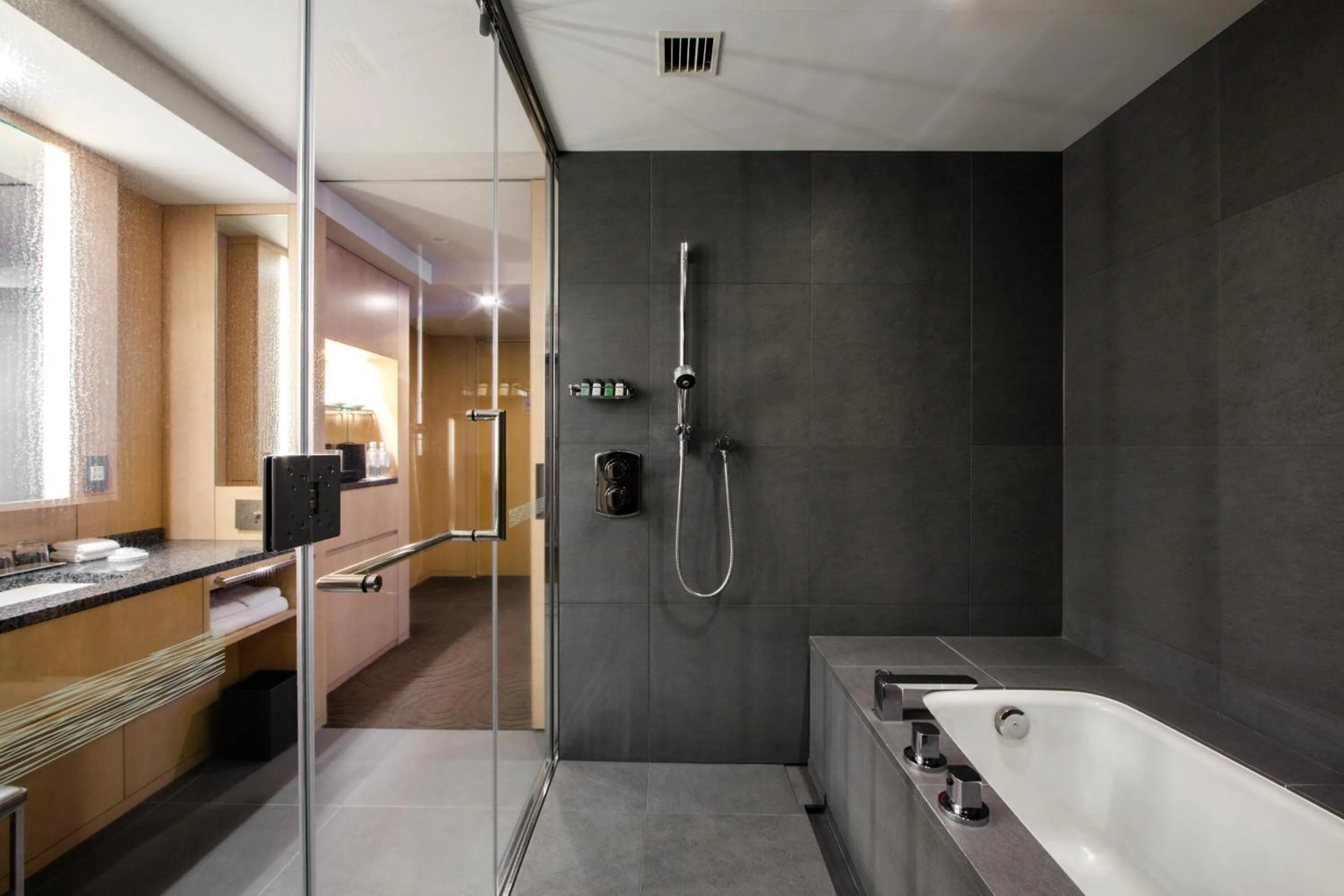 Shower in The Capitol Hotel Tokyu