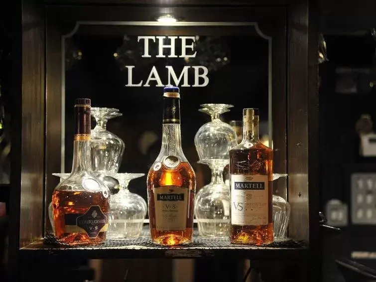 Lounge or bar in The Lamb Inn