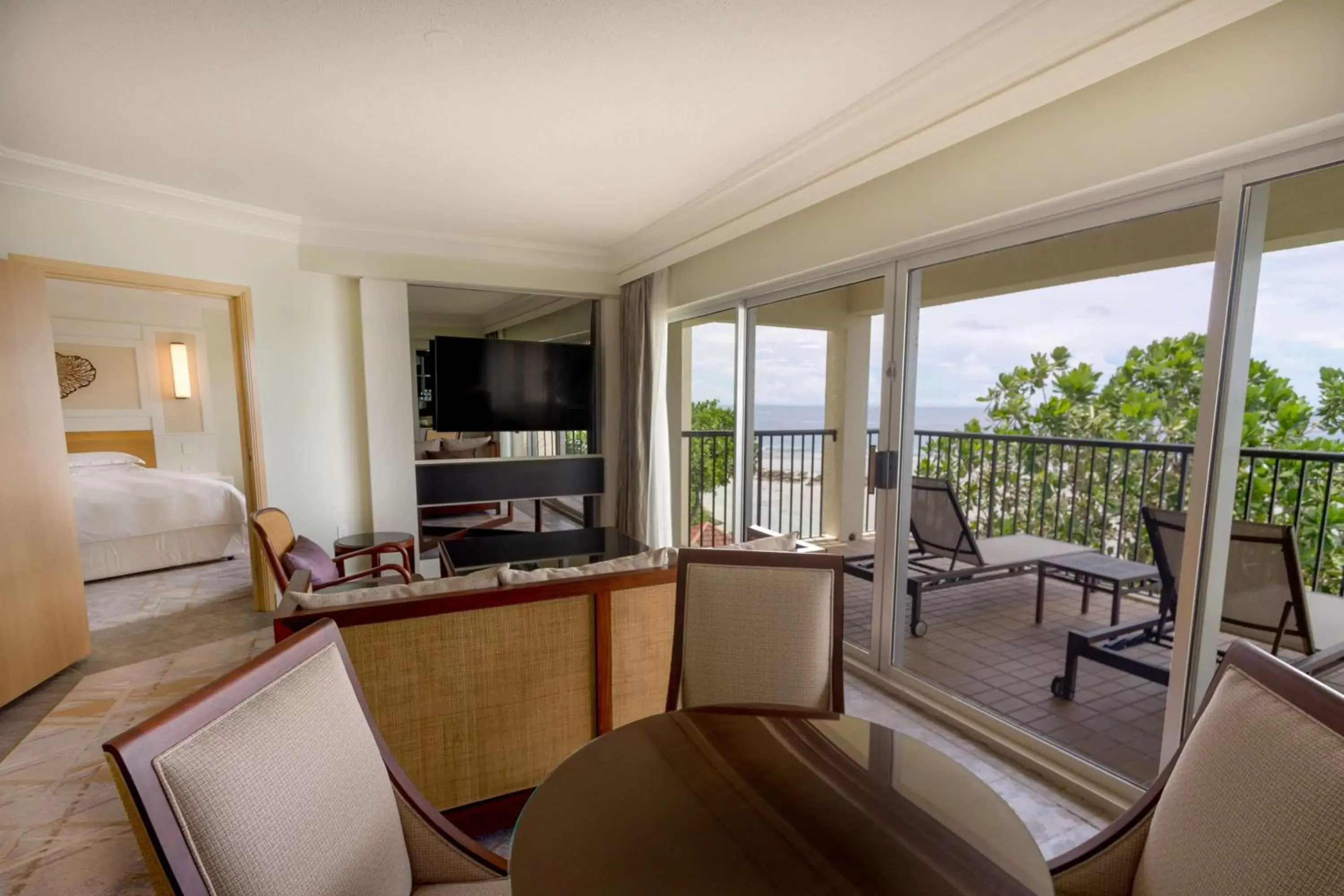 Living room in Hilton Guam Resort & Spa
