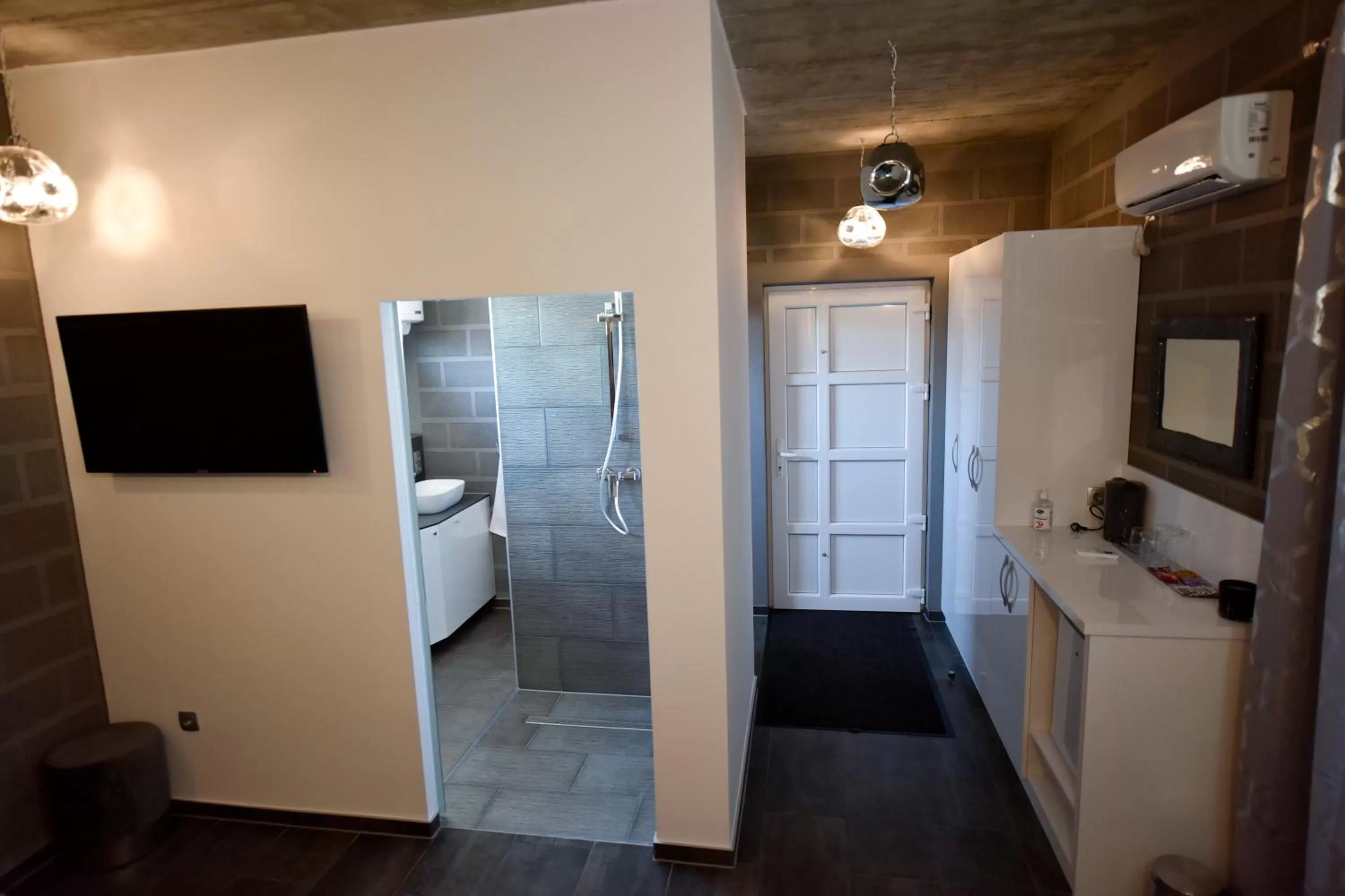 Shower in Apartmani i Bungalovi TROJKA