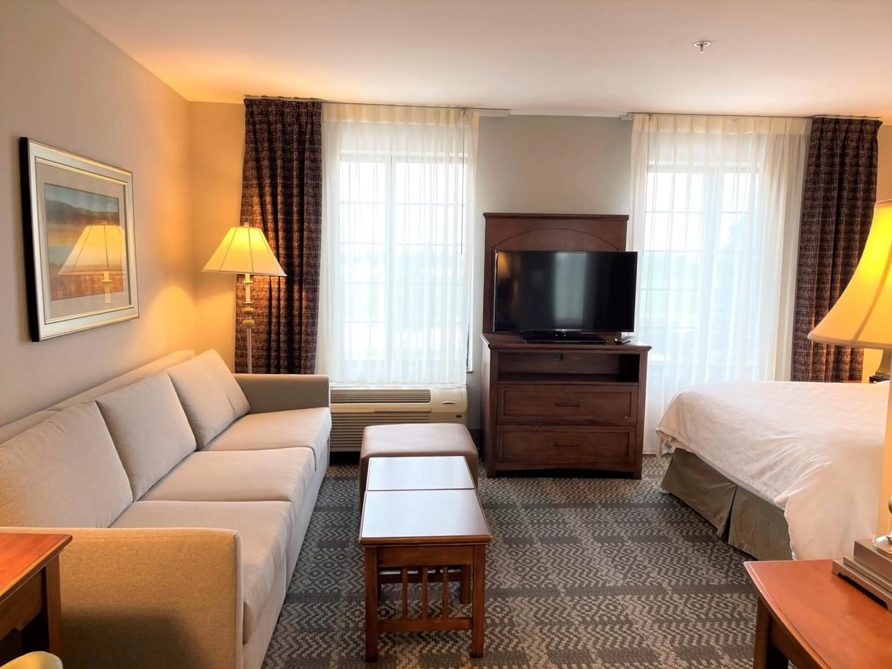 Photo of the whole room, Seating Area in Staybridge Suites Milwaukee West-Oconomowoc, an IHG Hotel