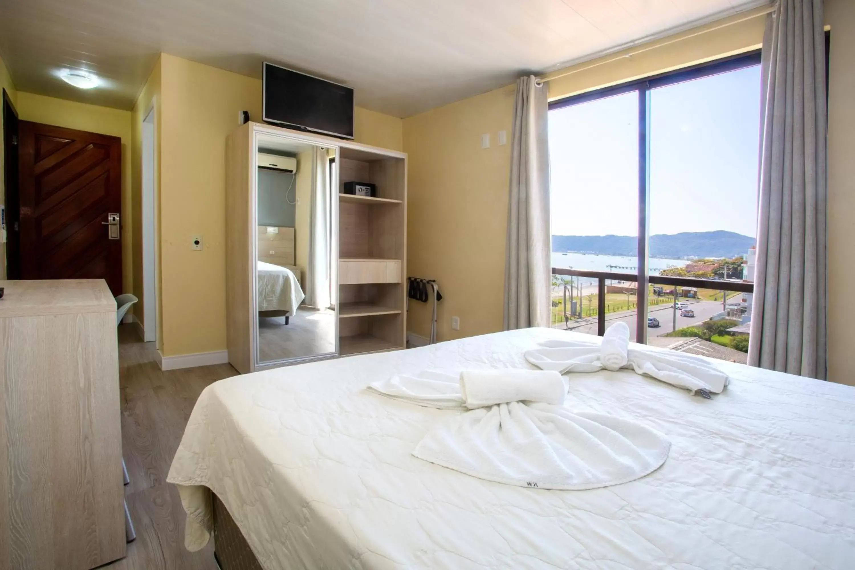 Standard Triple Room with Sea View in Hotel Vila Mar Standard Triple Room with Sea View in Hotel Vila Mar