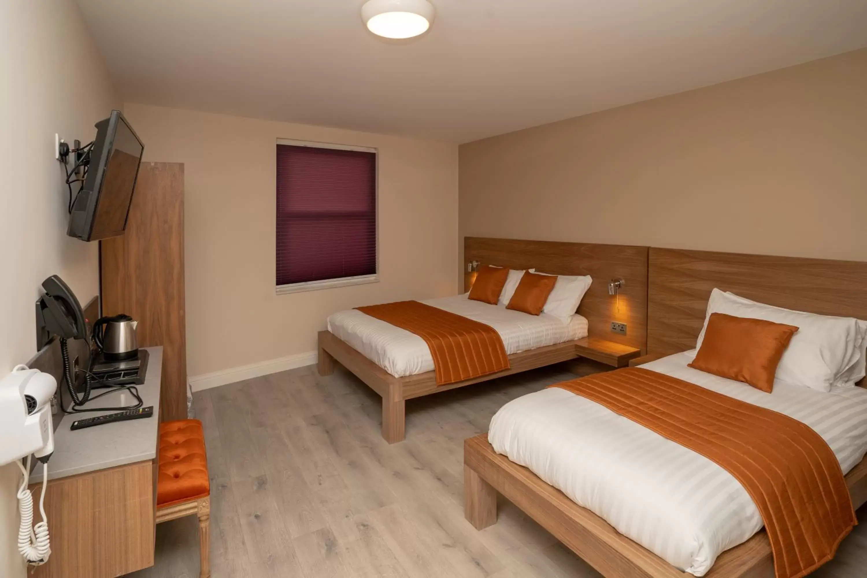 Photo of the whole room, Bed in Eagle Hotel Luton Airport