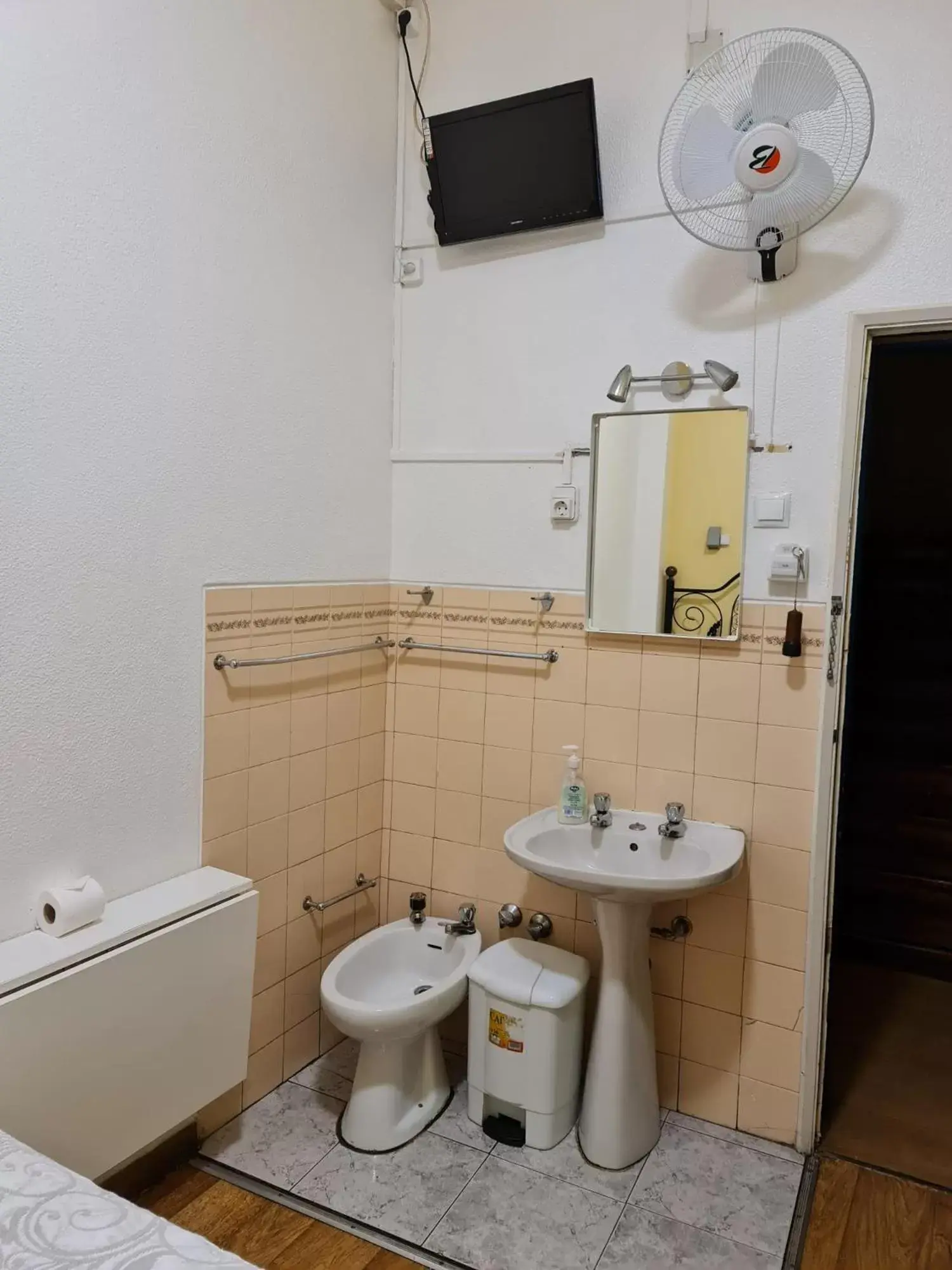 bidet, Bathroom in Pensao Residencial Flor dos Cavaleiros
