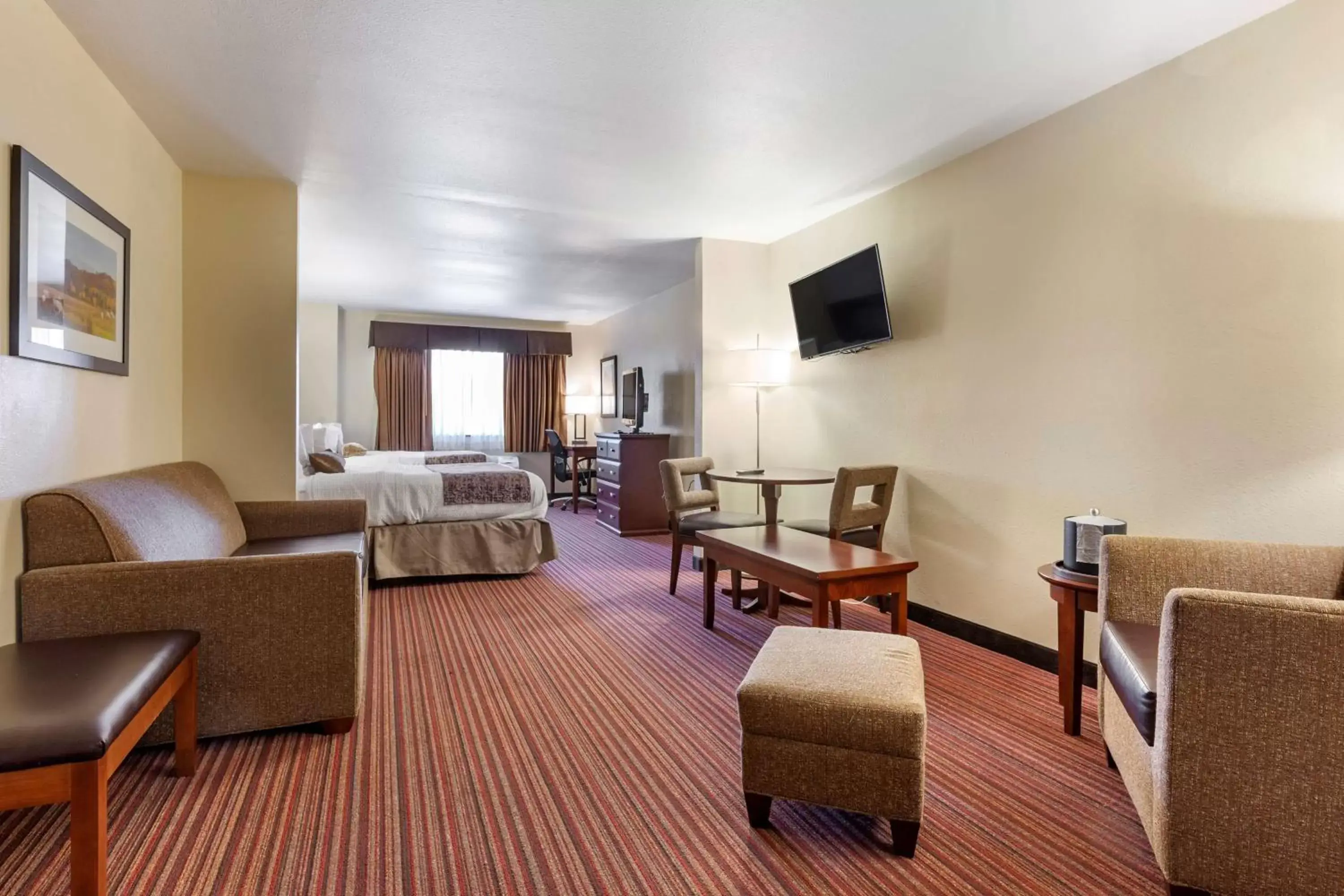 Bedroom, Seating Area in Best Western PLUS Sparta Trail Lodge