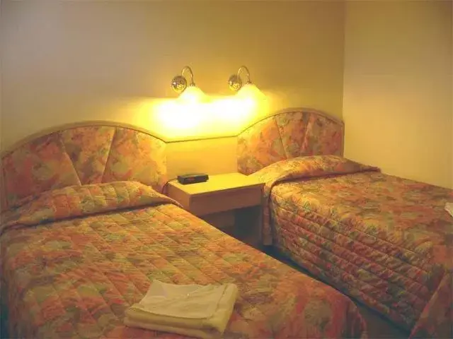 Photo of the whole room, Bed in Bega Village Motor Inn