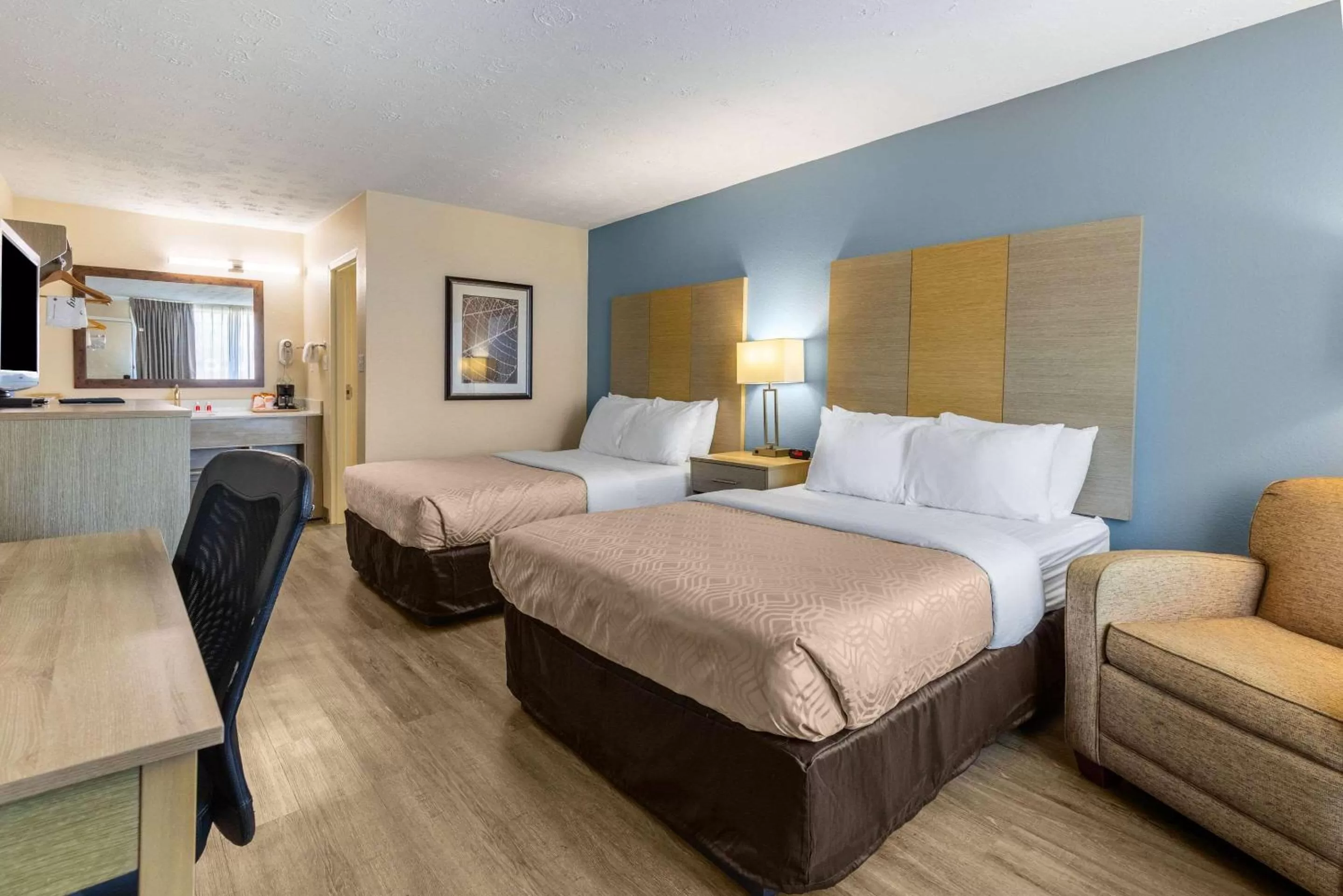 Photo of the whole room, Bed in Econo Lodge Middlesboro