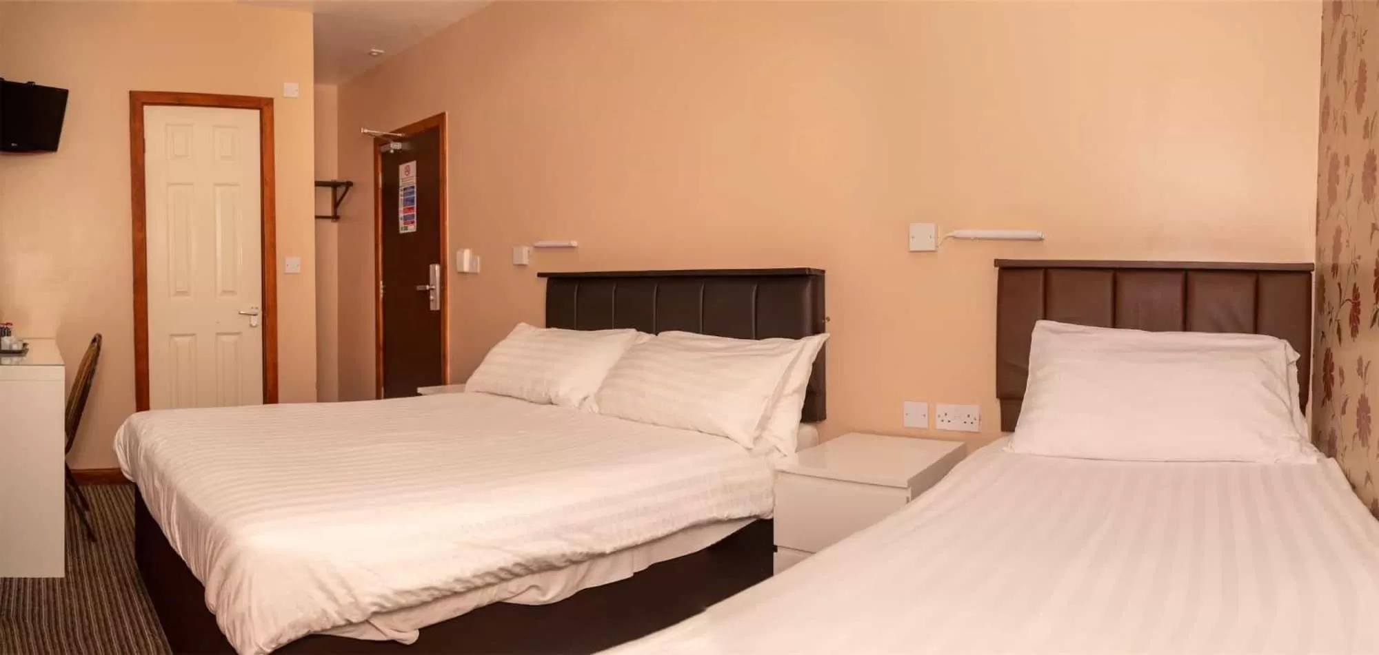 Bedroom, Bed in The Lawton