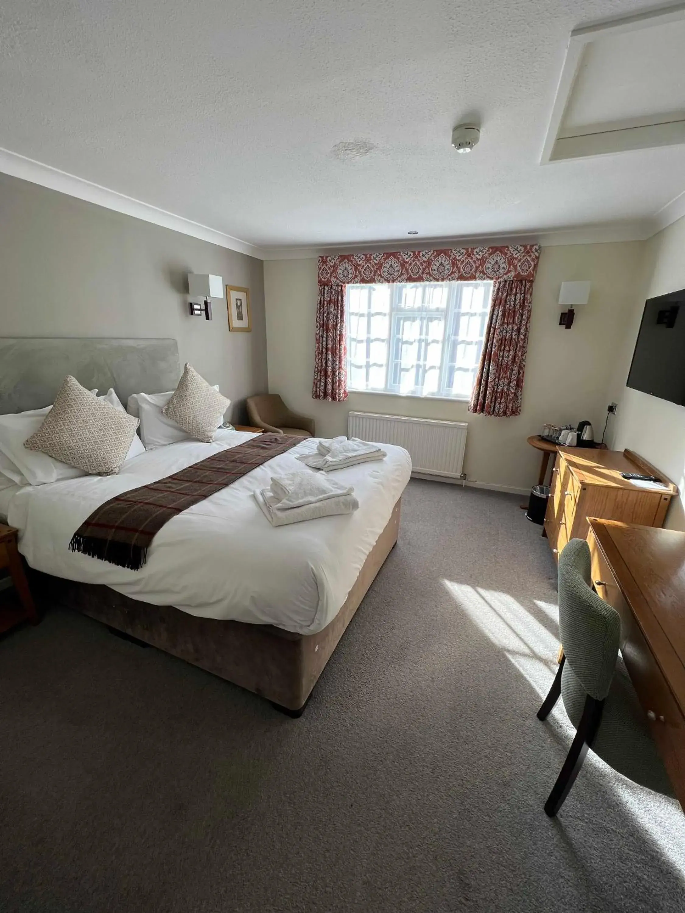 Bedroom, Bed in Norfolk Arms Hotel