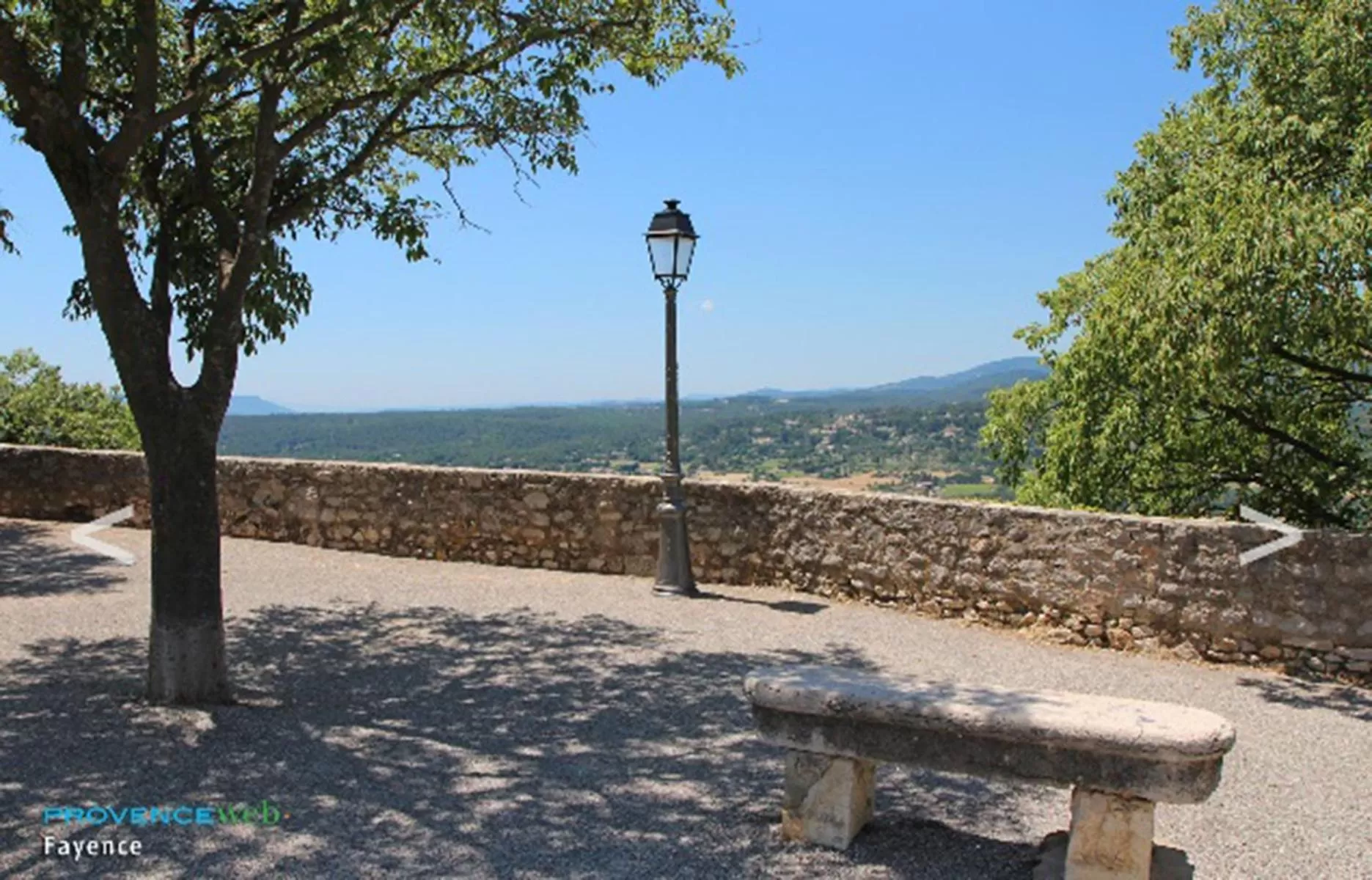 Nearby landmark in L'essens