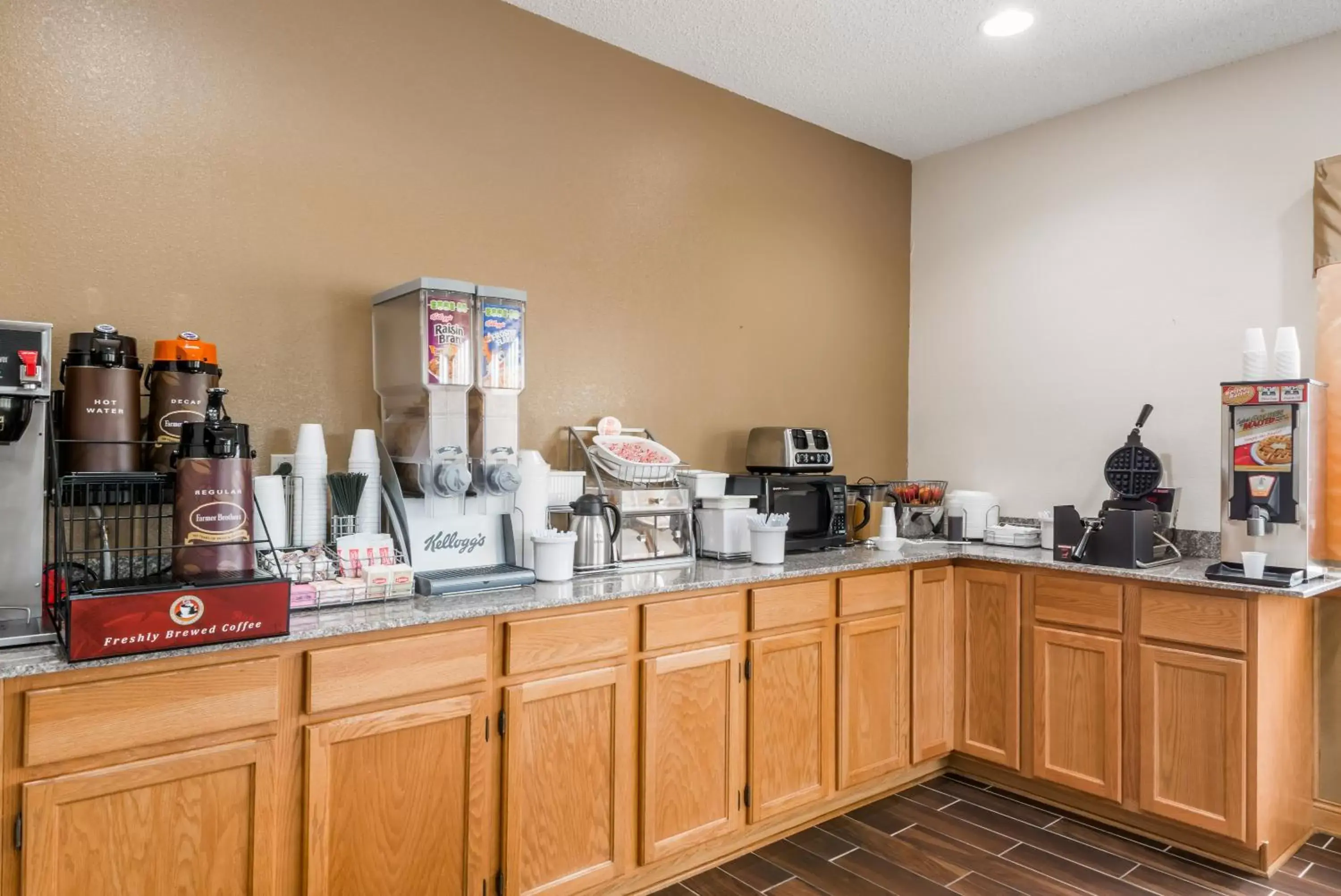 Coffee/tea facilities, Restaurant/Places to Eat in Super 8 by Wyndham Mt. Carmel IL