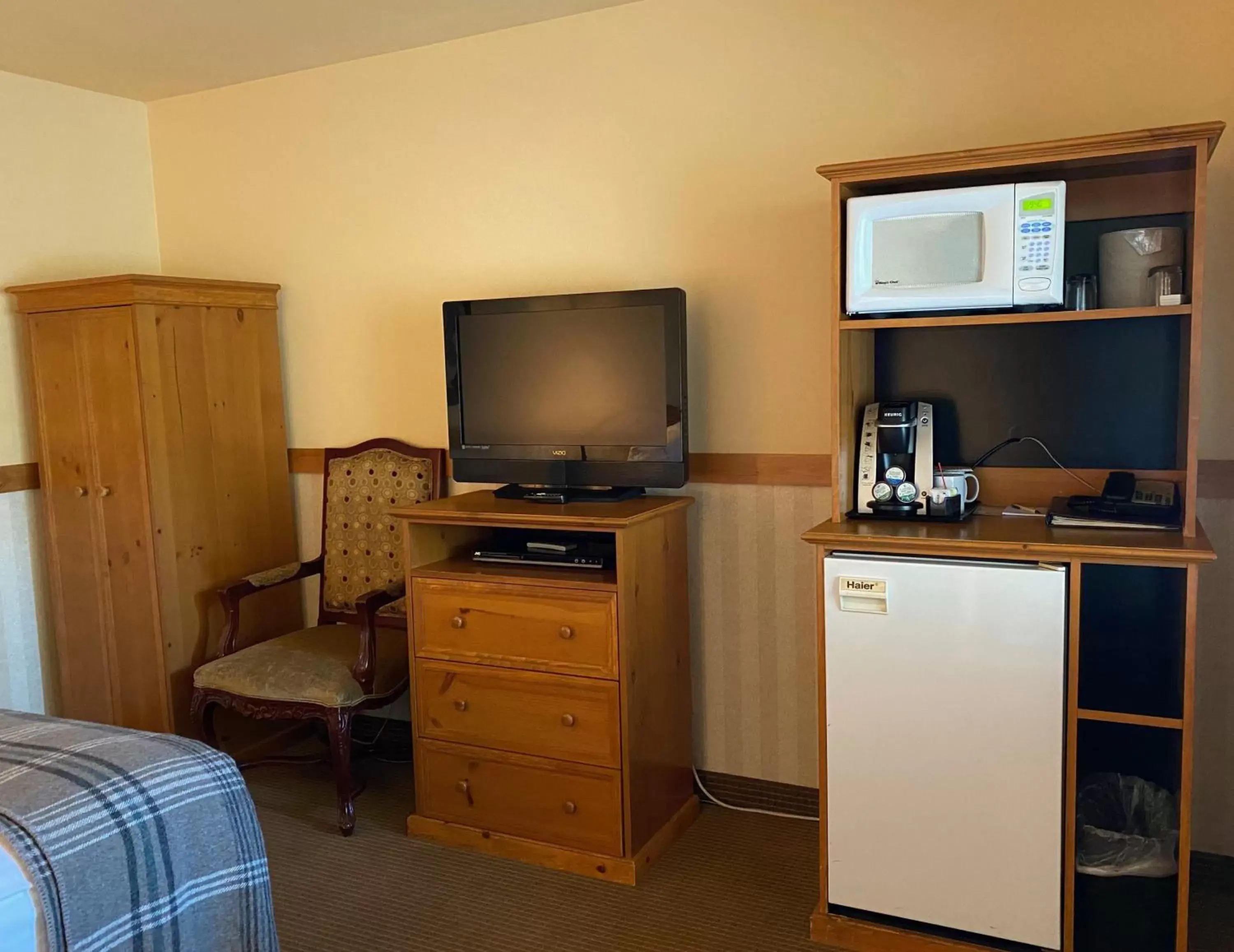 Kitchen or kitchenette, TV/Entertainment Center in Cousin's Country Inn