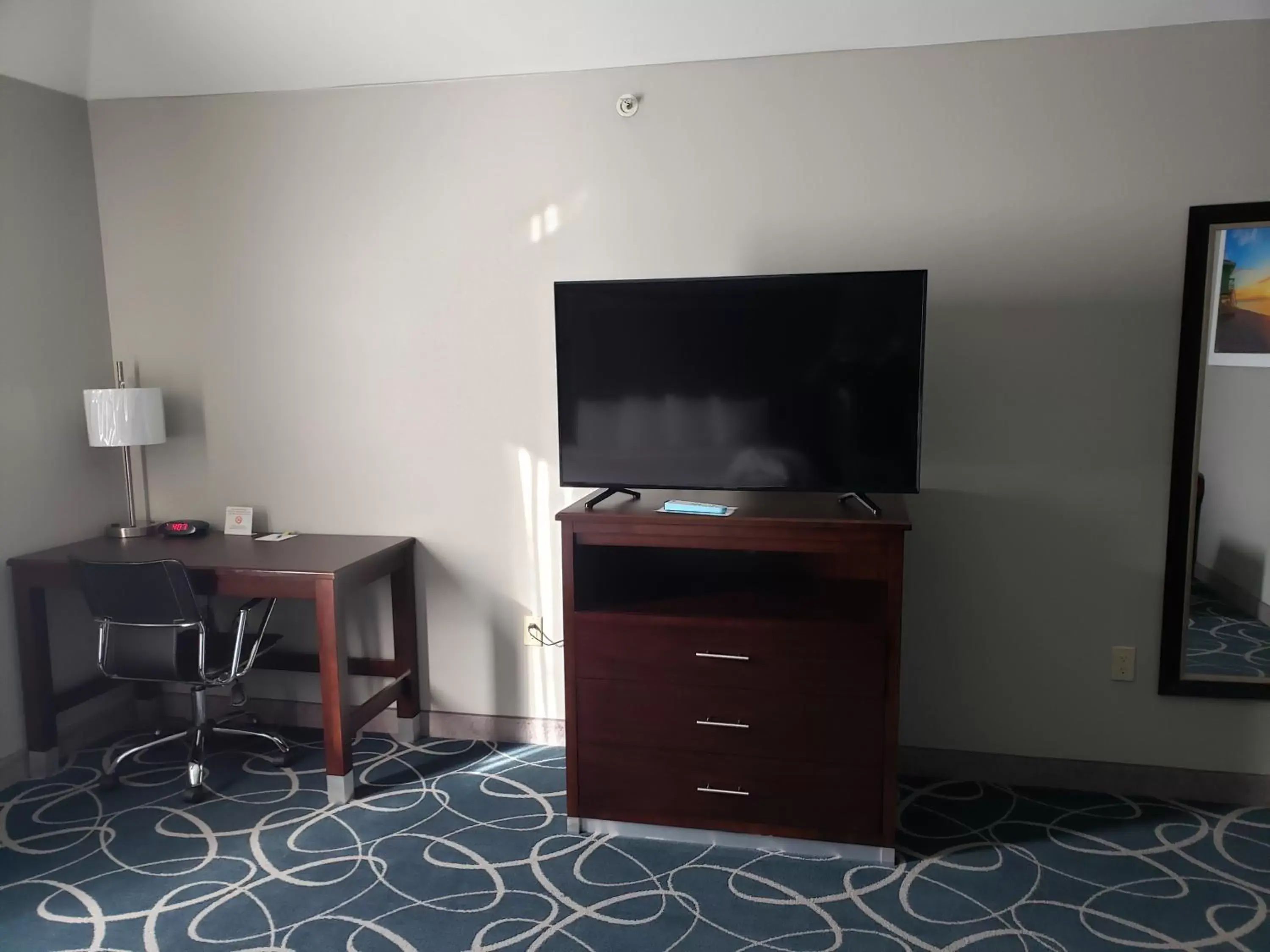 TV and multimedia, TV/Entertainment Center in Days Inn & Suites by Wyndham Cleburne TX