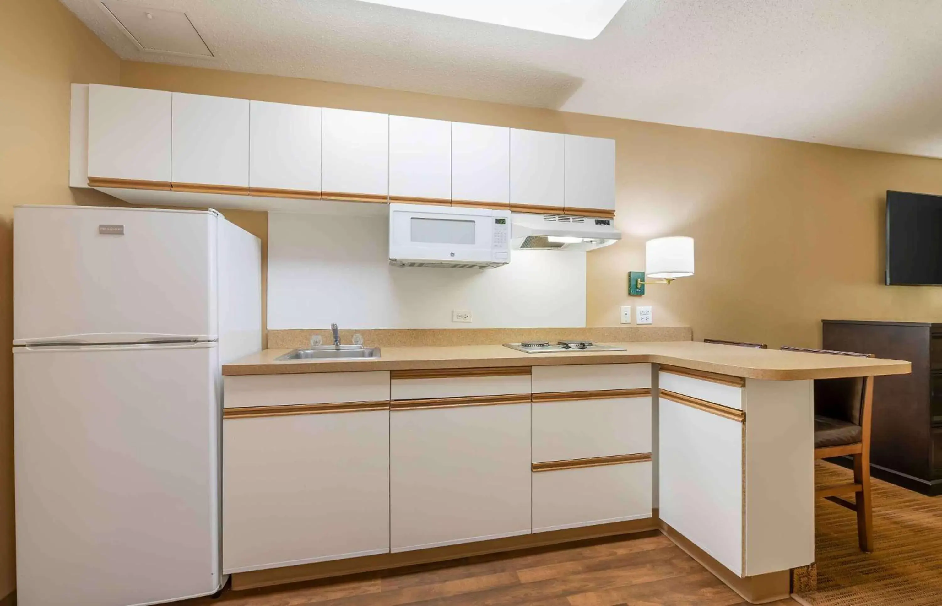 Bedroom, Kitchen/Kitchenette in Extended Stay America Suites - Chicago - Schaumburg - Convention Center