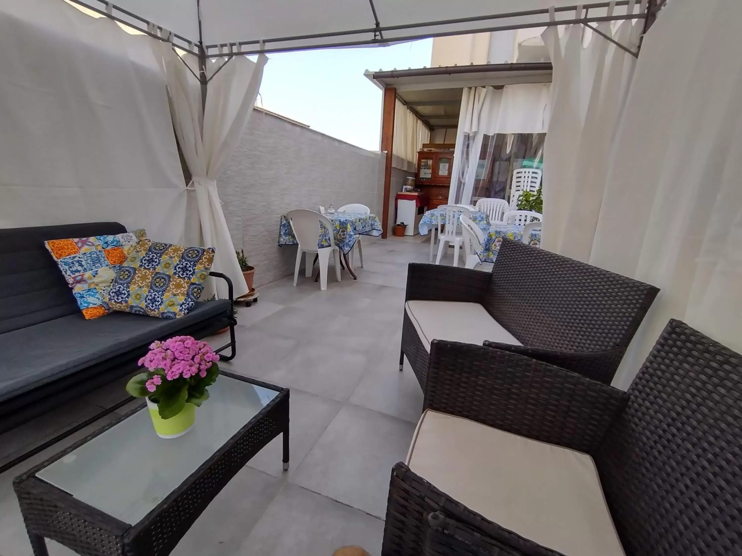 Seating area, Patio/Outdoor Area in Bed & Breakfast Delle Palme