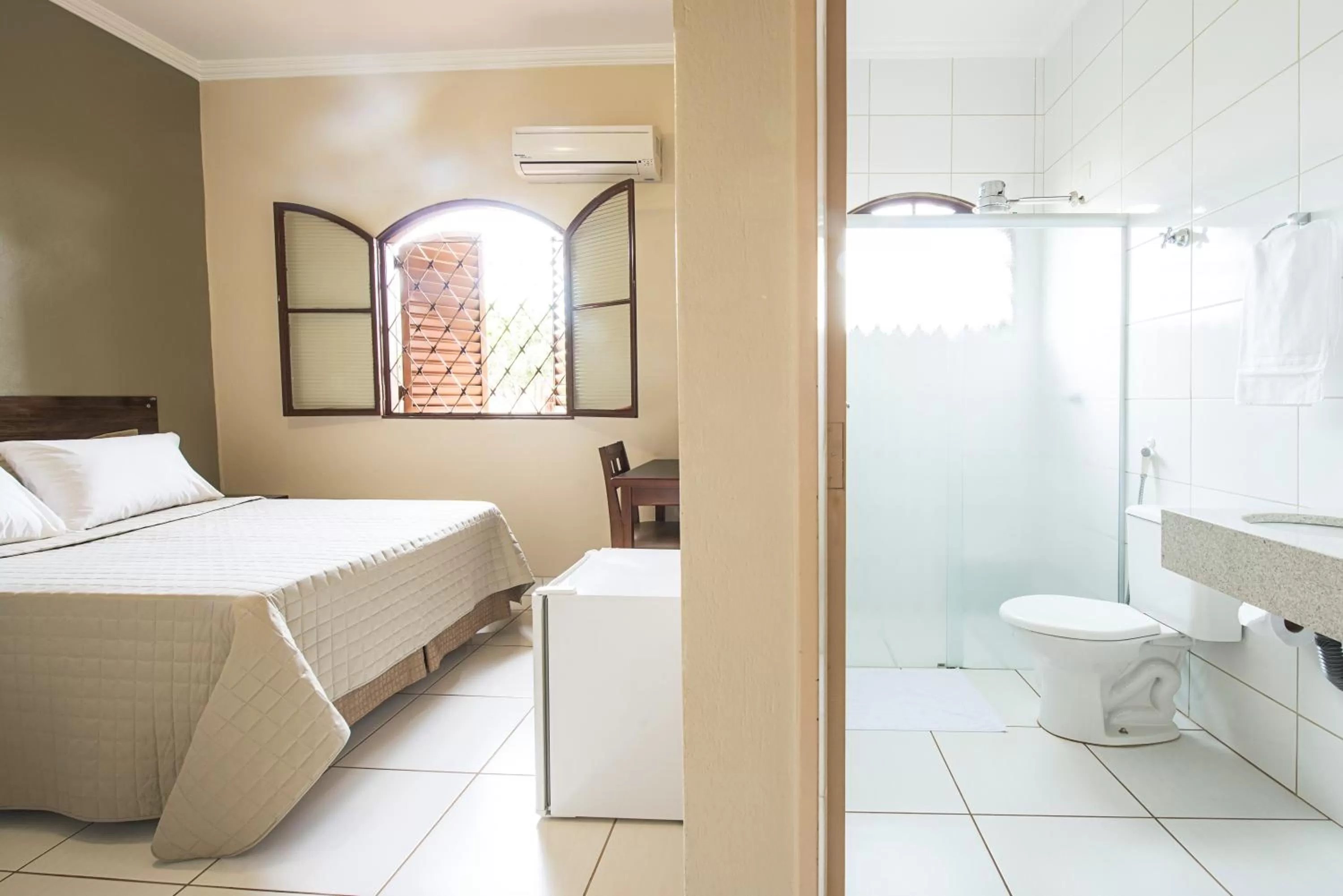 Bathroom, Bed in Hotel Recreio dos Bandeirantes