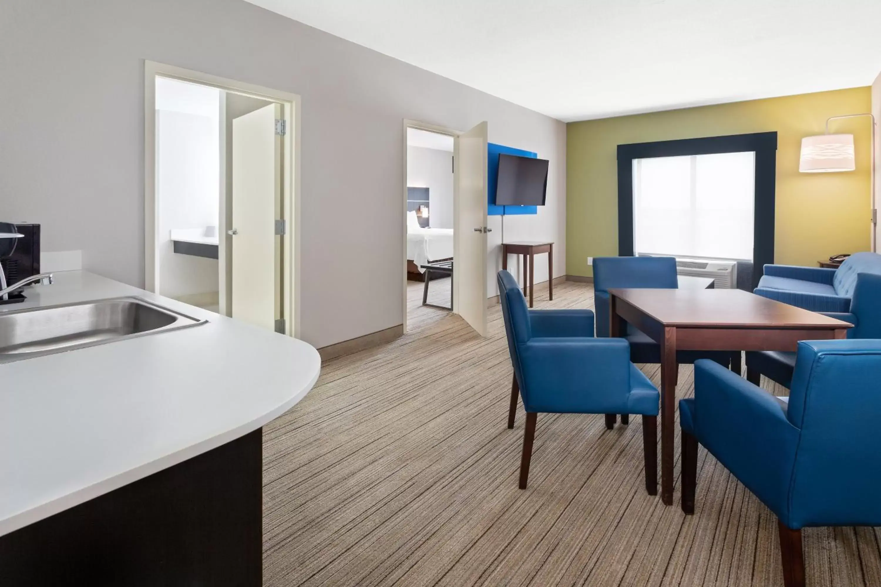 Bedroom, Kitchen/Kitchenette in Holiday Inn Express Hotel & Suites Lake Placid, an IHG Hotel