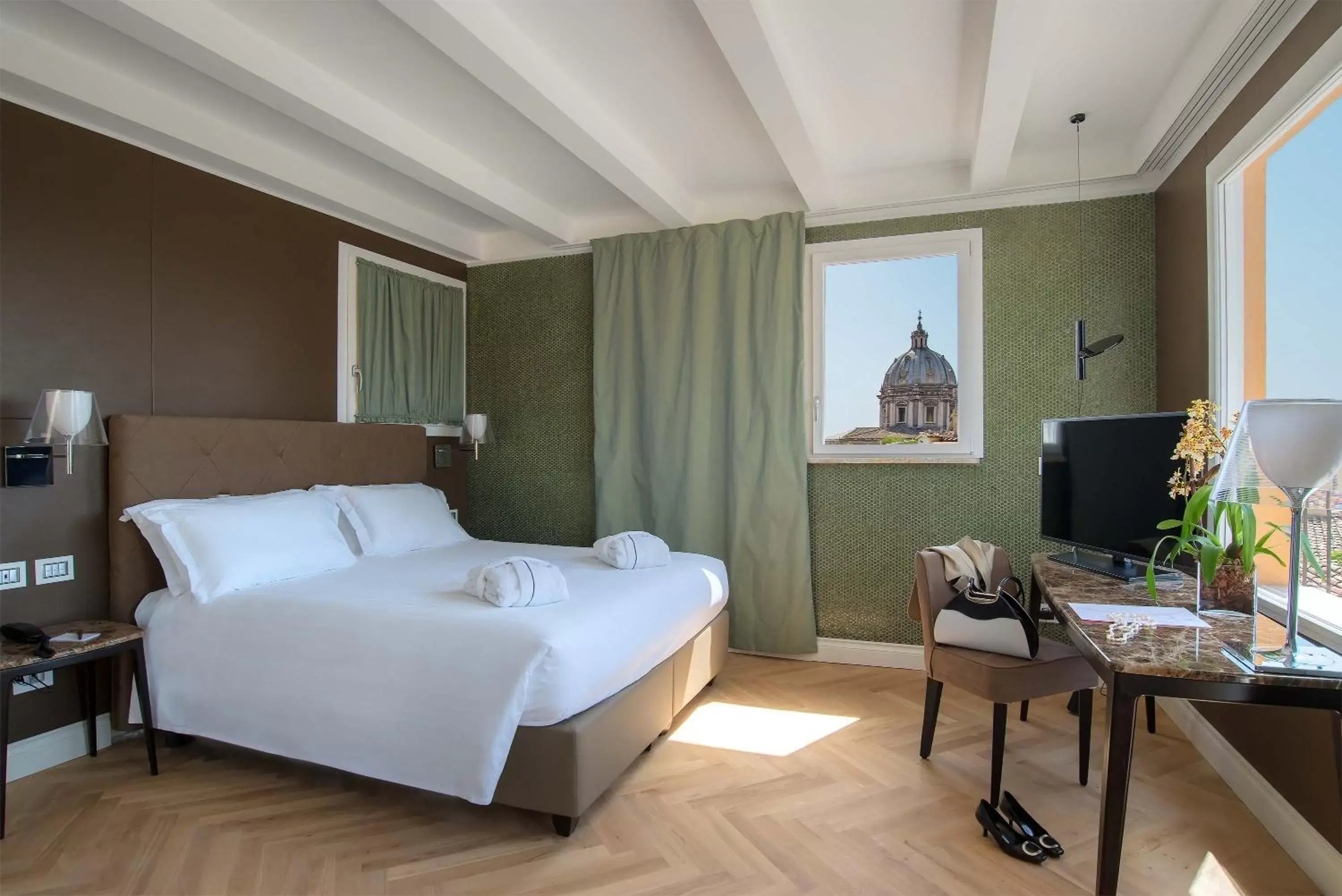 Bedroom, Bed in Hotel Damaso