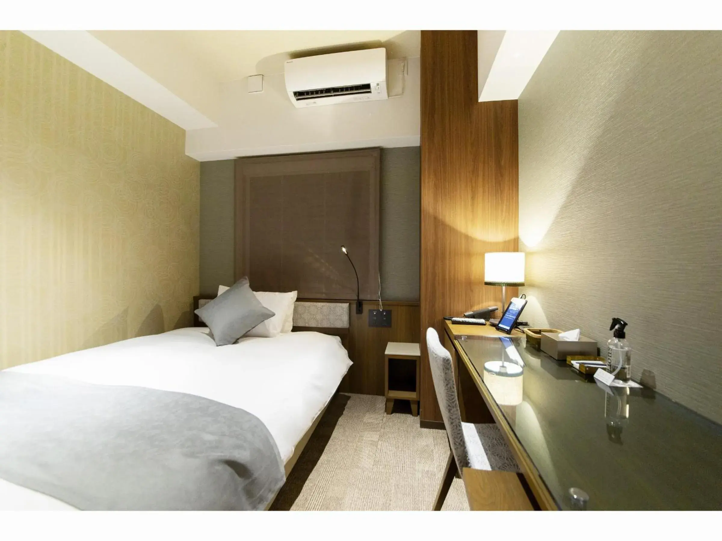 Bed in HOTEL HILLARYS Shinsaibashi Bed in HOTEL HILLARYS Shinsaibashi