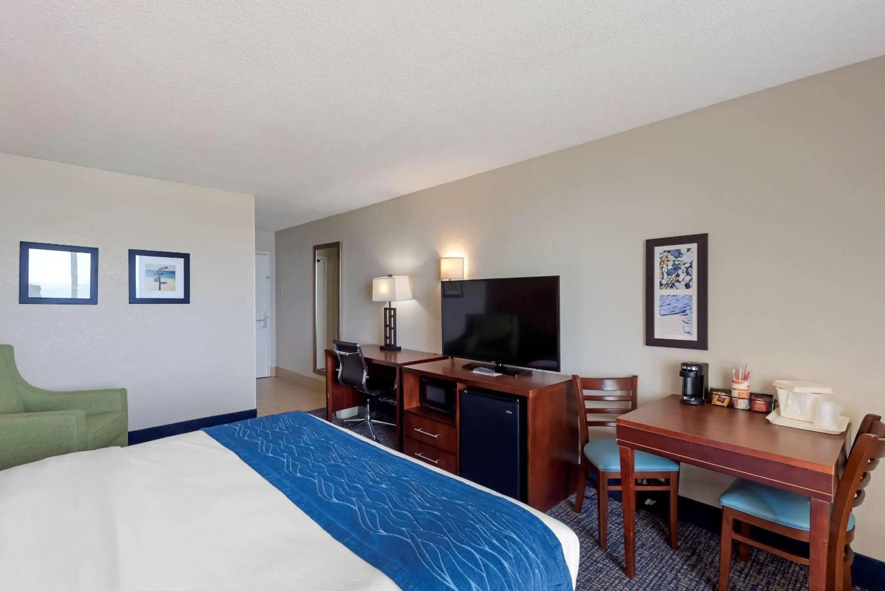 Photo of the whole room, TV/Entertainment Center in Comfort Inn on the Ocean