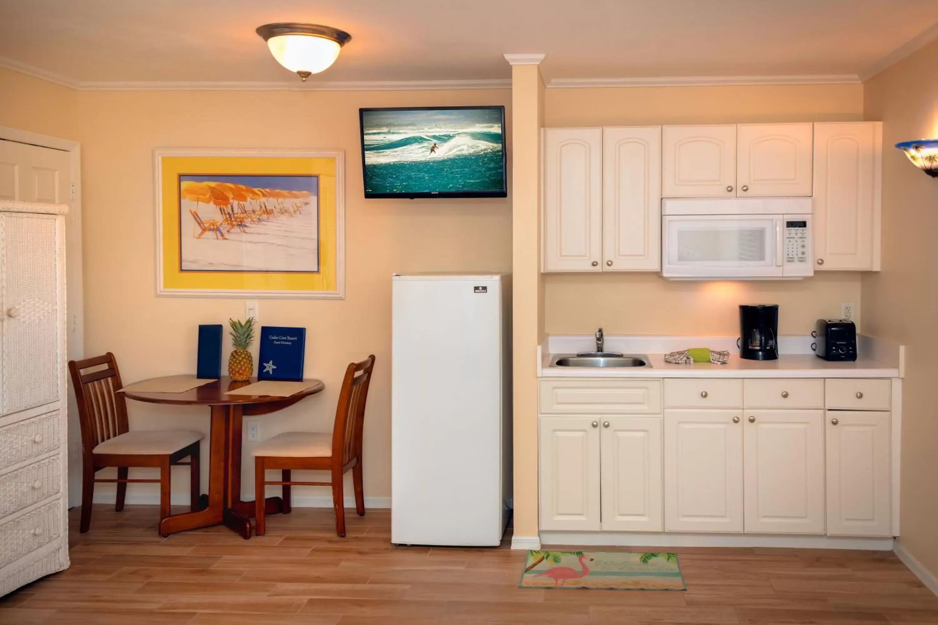 Kitchen or kitchenette, Kitchen/Kitchenette in Cedar Cove Resort & Cottages