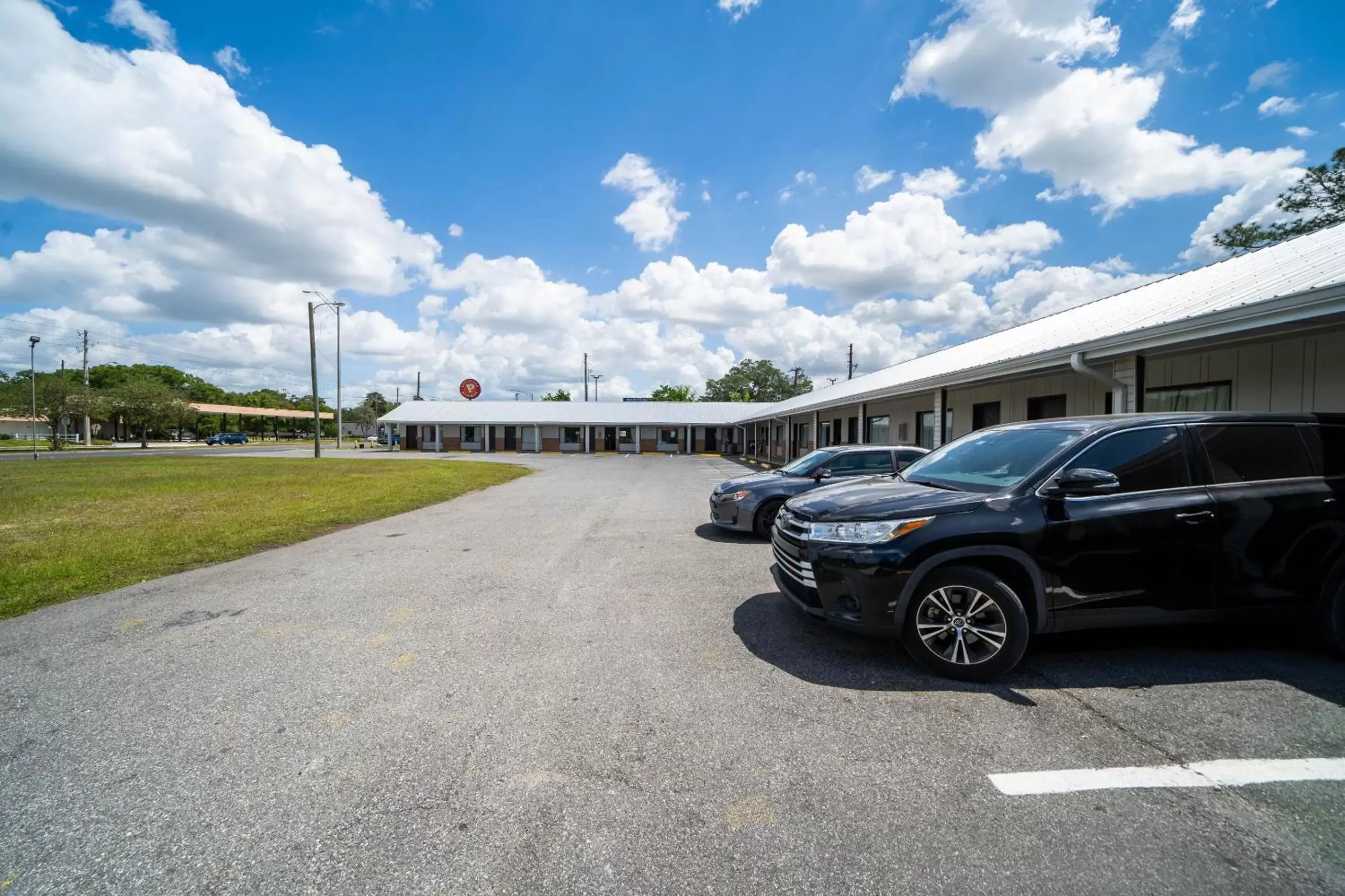 Parking, Property Building in OYO Hotel Ocala, FL I-75