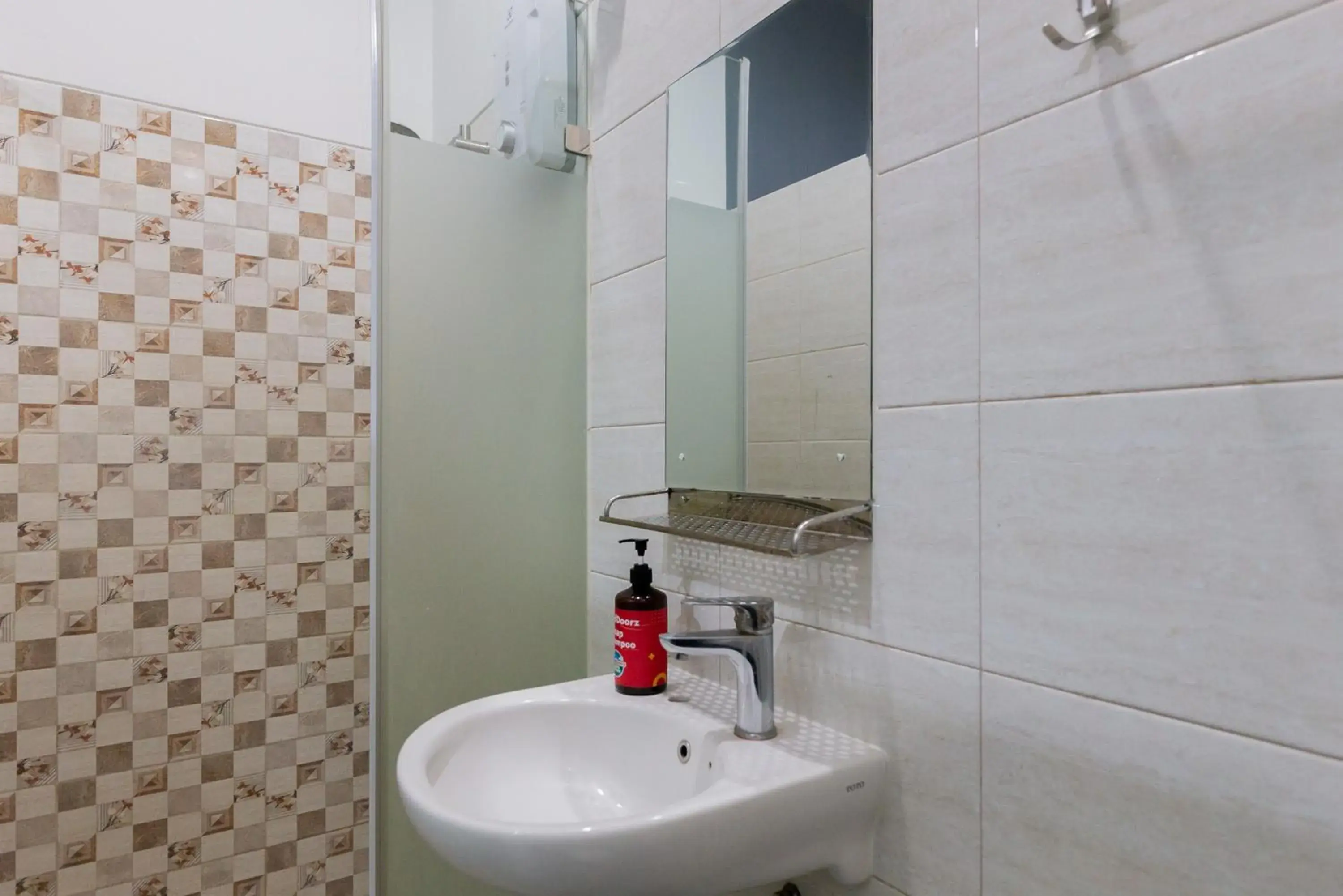 Bathroom in RedDoorz Plus near Living Plaza Jababeka