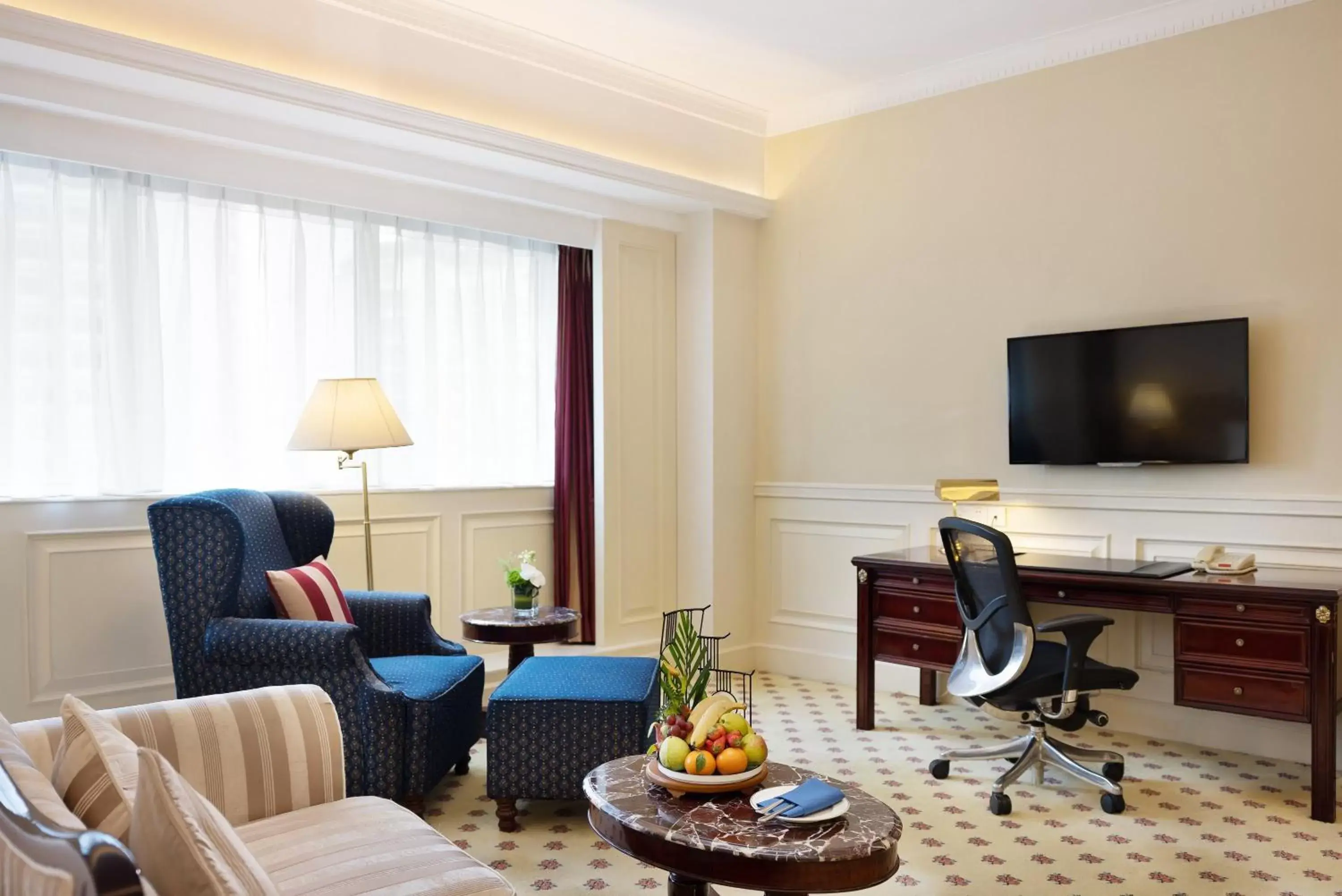 Junior Suite in Crowne Plaza Hotel & Suites Landmark Shenzhen, an IHG Hotel - Nearby Luohu Border, Indoor heated swimming pool, Receive RMB100 SPA coupon upon check-in Junior Suite in Crowne Plaza Hotel & Suites Landmark Shenzhen, an IHG Hotel - Nearby Luohu Border, Indoor heated swimming pool, Receive RMB100 SPA coupon upon check-in